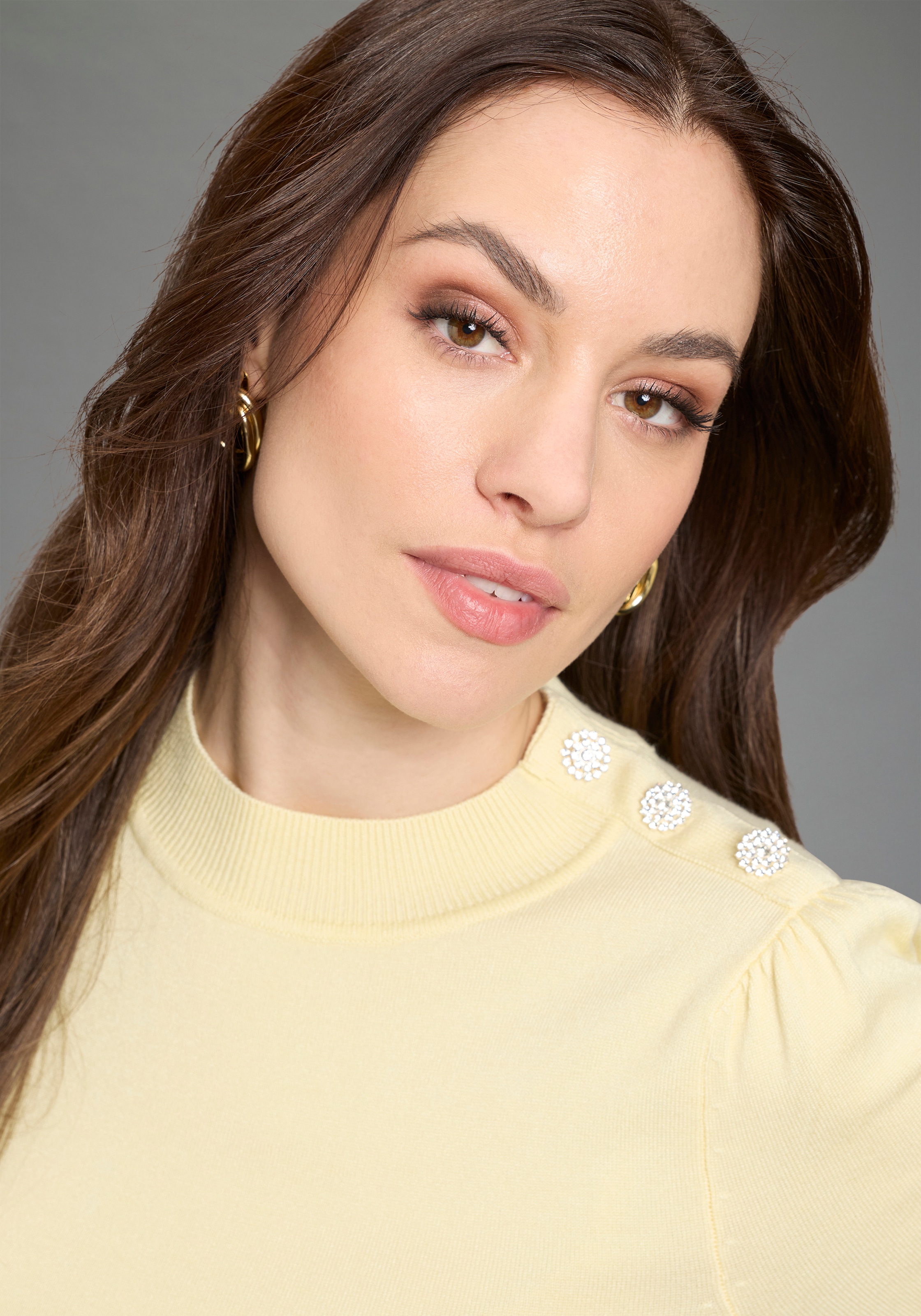 Bruno Banani Kurzarmpullover mit Glitzerknöpfen, Trendfarbe - Butter Yellow