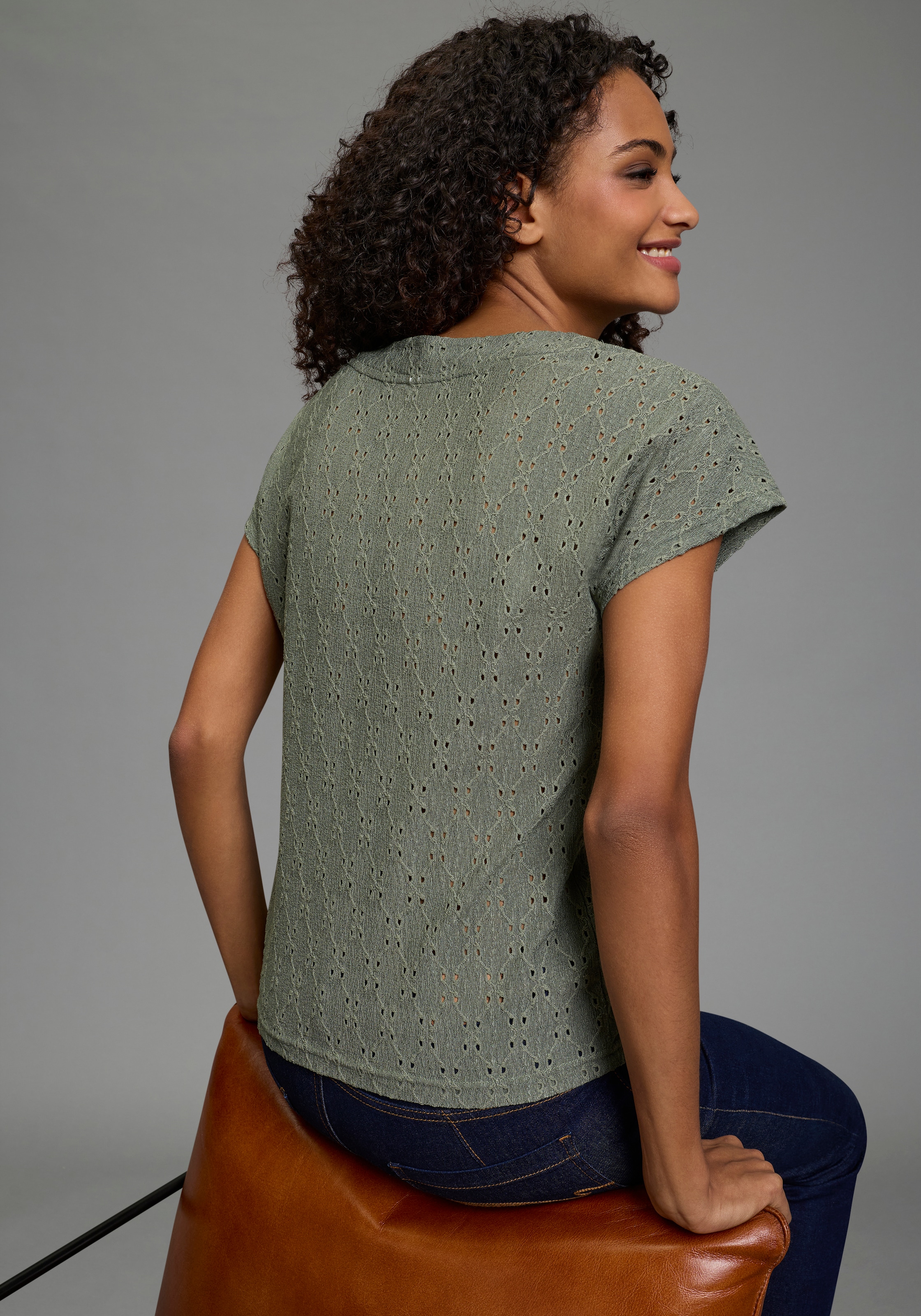 KangaROOS T-Shirt figurumspielende Passform, kurze Ärmel, hüftlange Schnittform