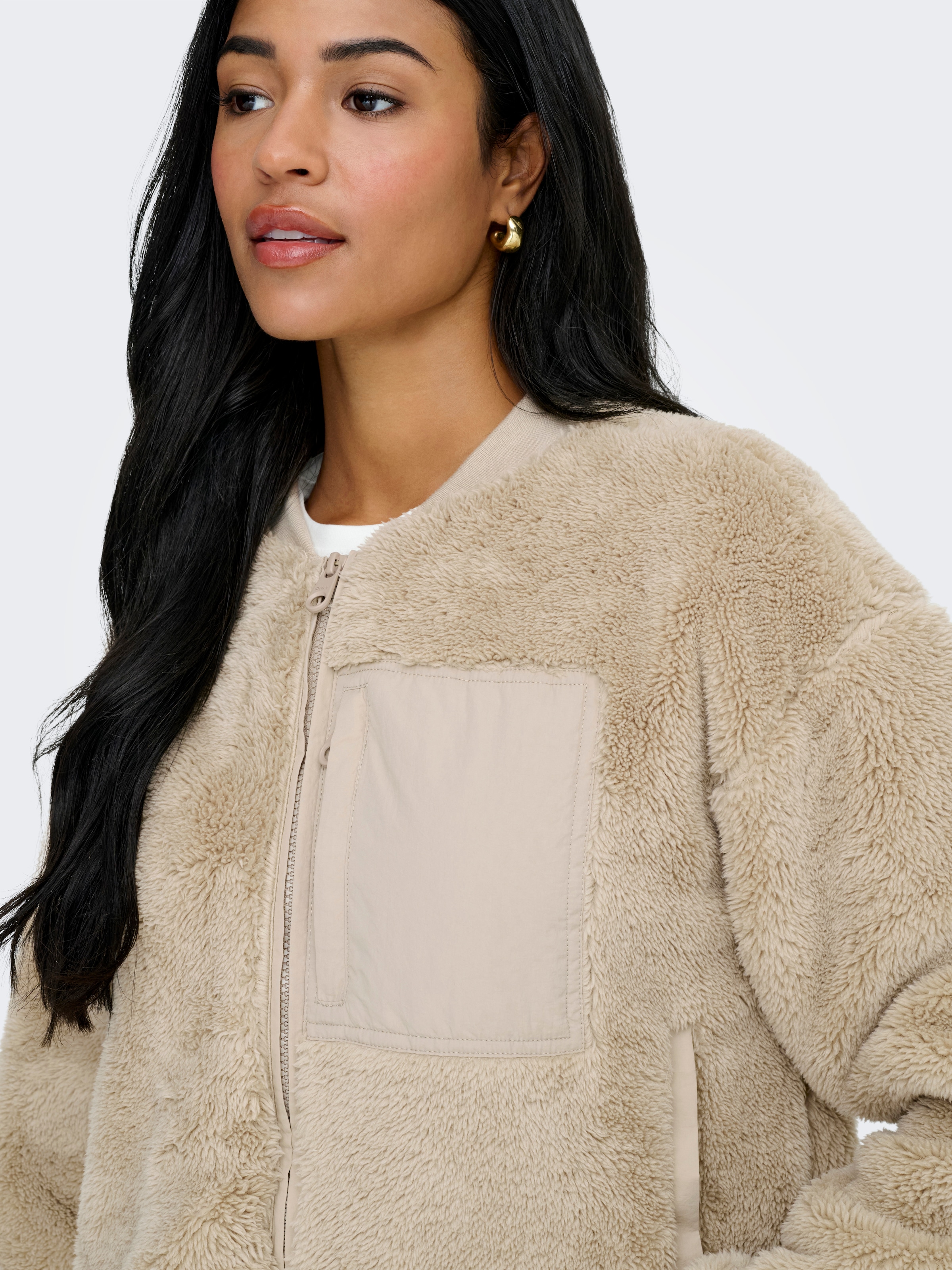 ONLY Plüschjacke »ONLANNA CONTACT LIFE SHORT JACKET CC OTW« Brusttasche mit Reißverschluss