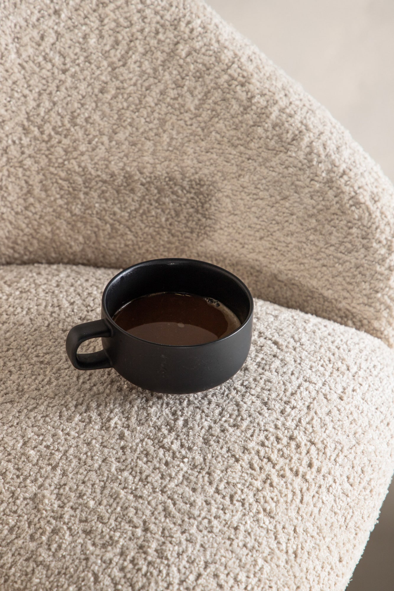 Venture Home Barhocker »Velvet, 2er-Set Barhocker mit weißem Teddy-Sitz, belastbar bis 150 kg« 2 Stk. tlg. Tresenstuhl, Plüsch-Bezug, schwarzer Stahlrahmen, Fußstütze, kuschelig