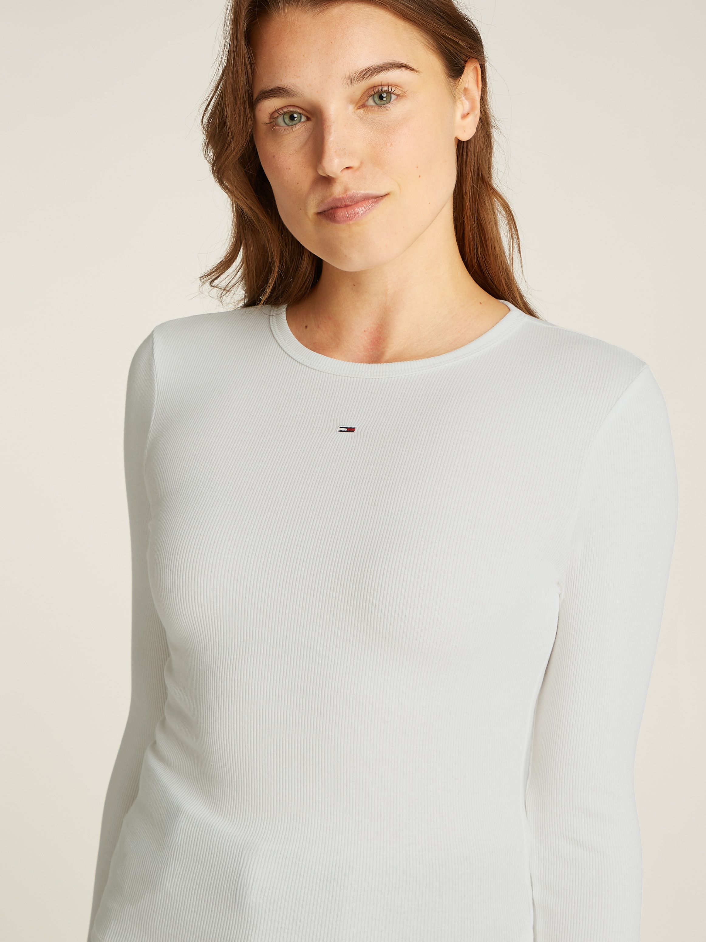 Tommy Jeans Langarmshirt »TJW SLIM ESSENTIAL RIB LS«, mit Logostickerei