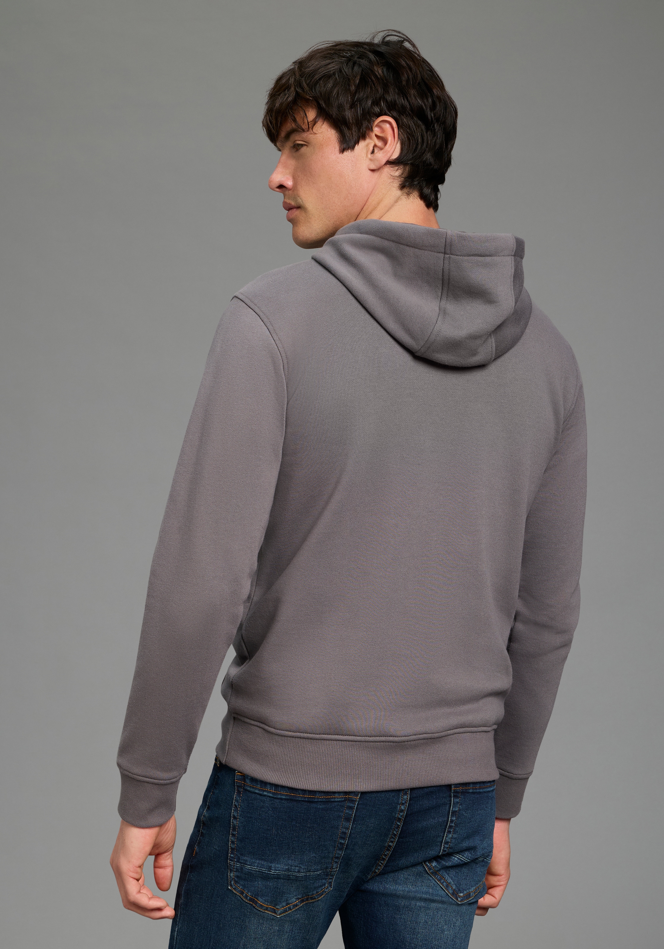 Bruno Banani Kapuzensweatshirt , mit Kapuze und Kordelzügen, mit Kängurutasche, schmale Passform
