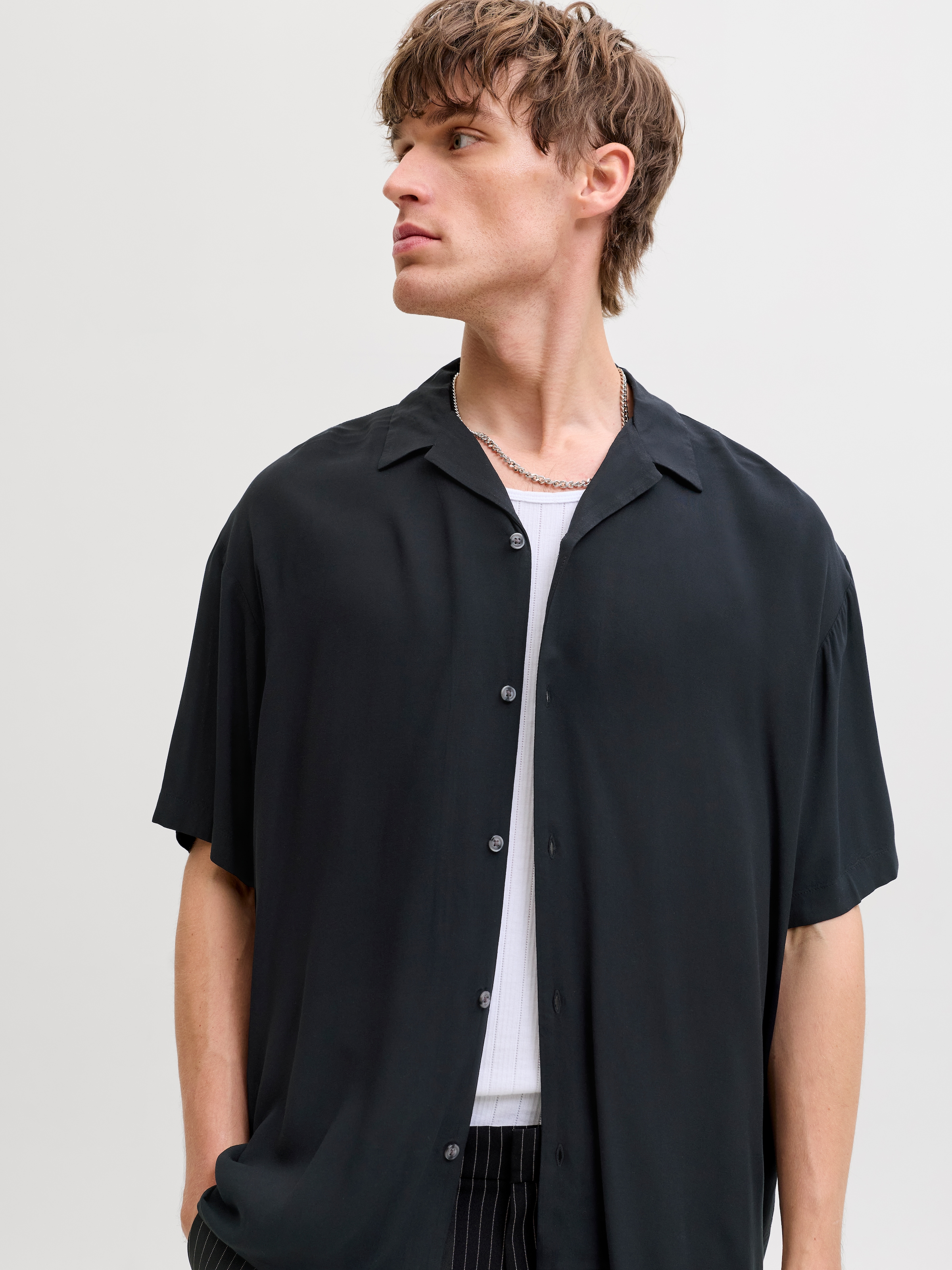 Jack & Jones Kurzarmhemd »JJEJEFF RESORT SOLID SHIRT SS SN« Viskose, loose fit