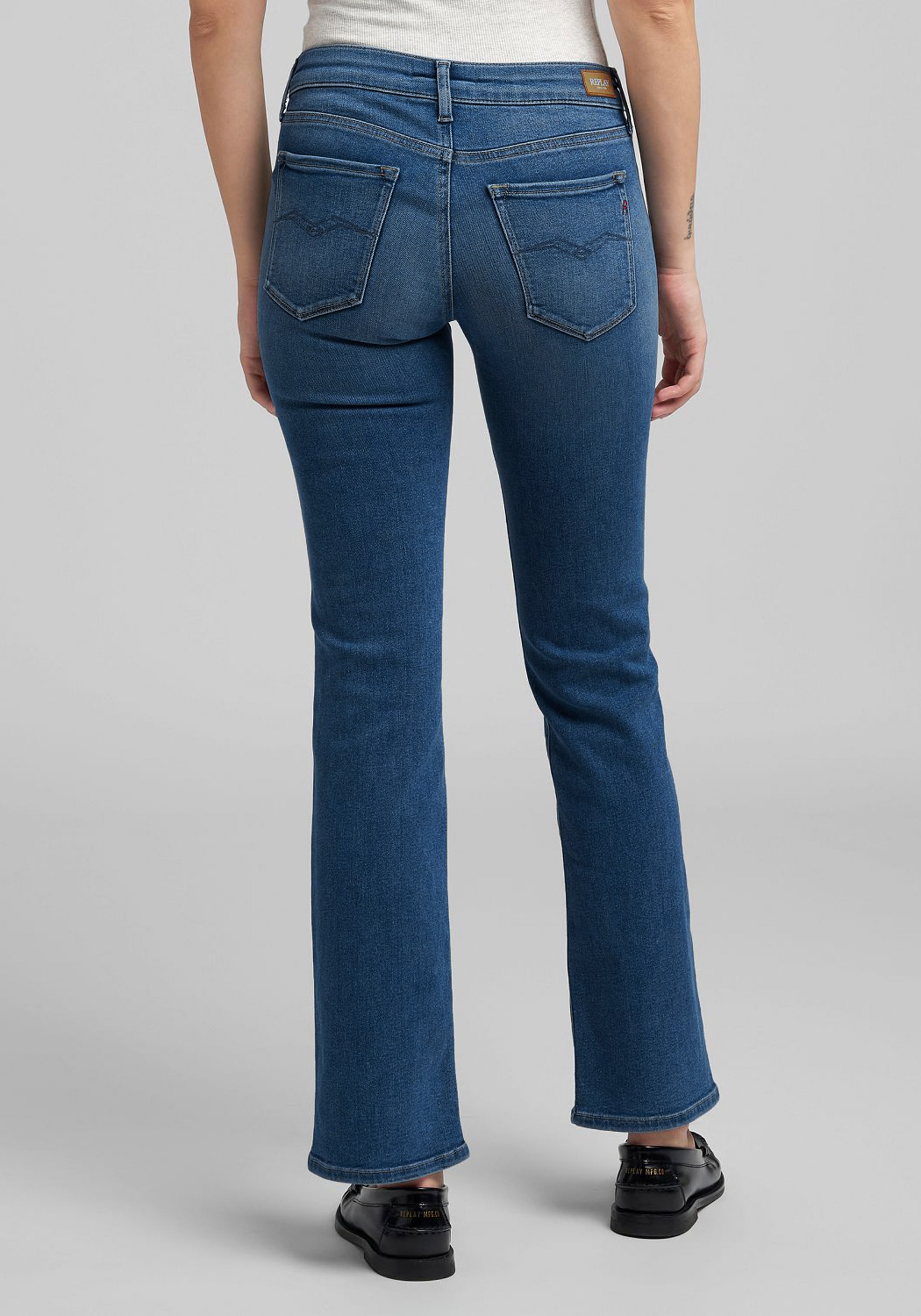 Replay Bootcut-Jeans »NEW LUZ« mit gesticktem R an der Gesäßtasche