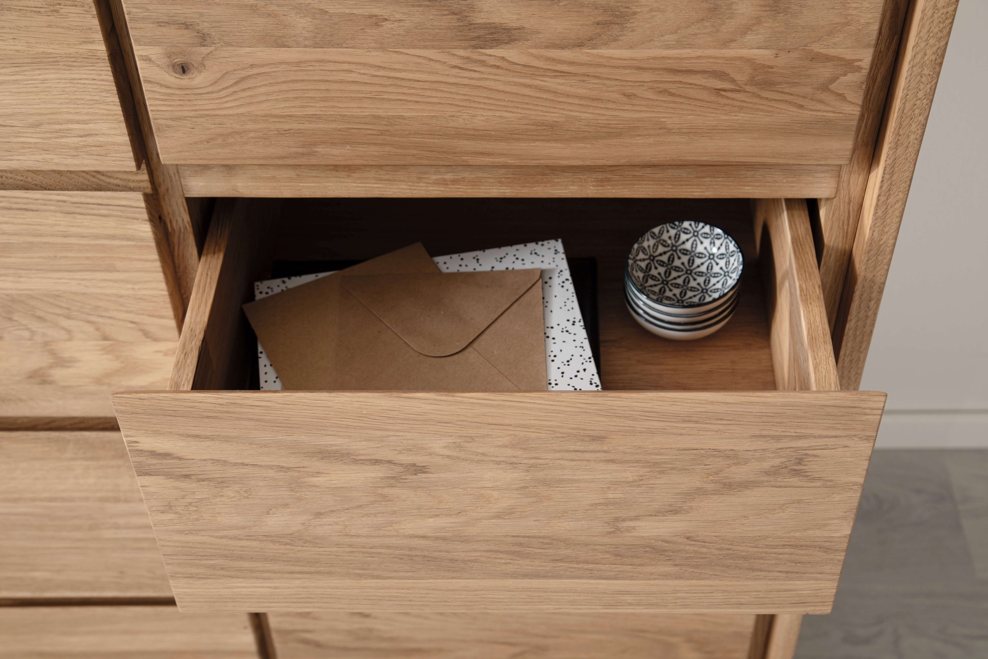 Home affaire Kommode »Zetra Schubladenschrank, 2 Schubladen/2 Türen mit Soft-Close-Function«, Fertig montiert, Eiche Massivholz, Breite 88 cm