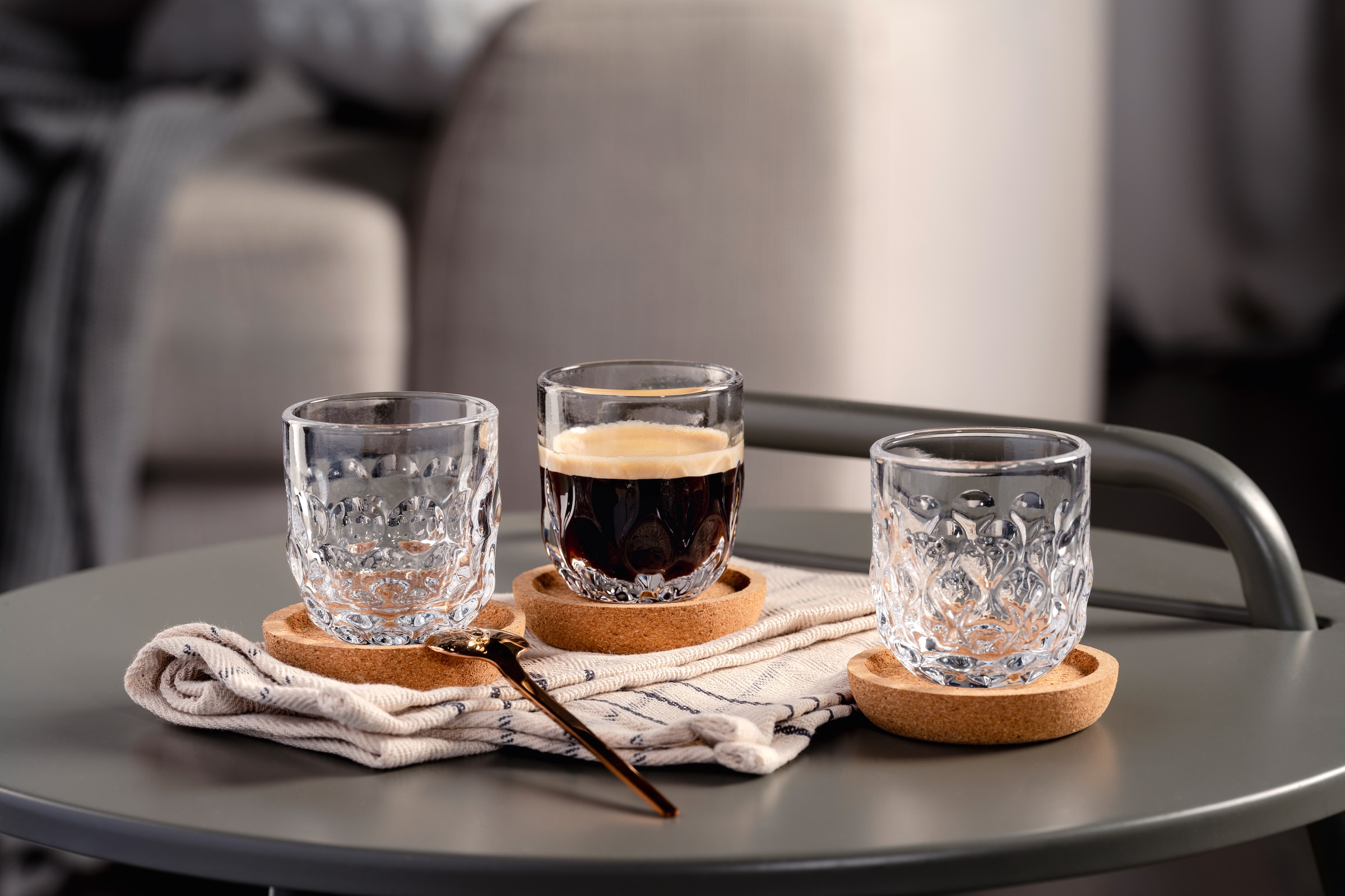 LEONARDO Gläser-Set »Espresso-Set GOCCE, 90 ml, 6-teilig« 3 Gläser mit unterschiedlichem Tropfenrelief, inkl. Kork-Untersetzer