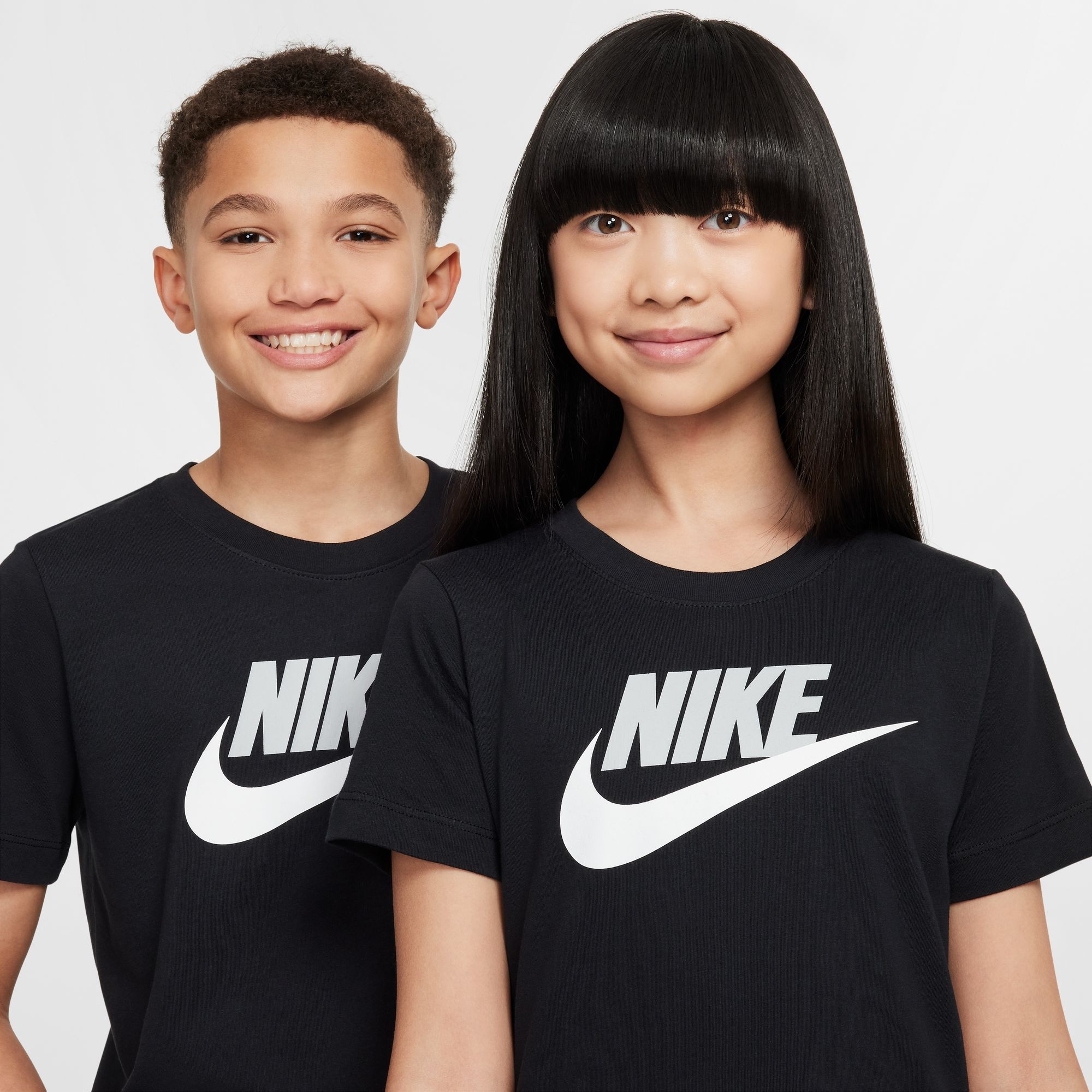 Nike Sportswear T-Shirt »K NSW TEE FUTURA HBR« für Jugendliche, sportlicher Stil, Kurzarm, Rundhalsausschnitt
