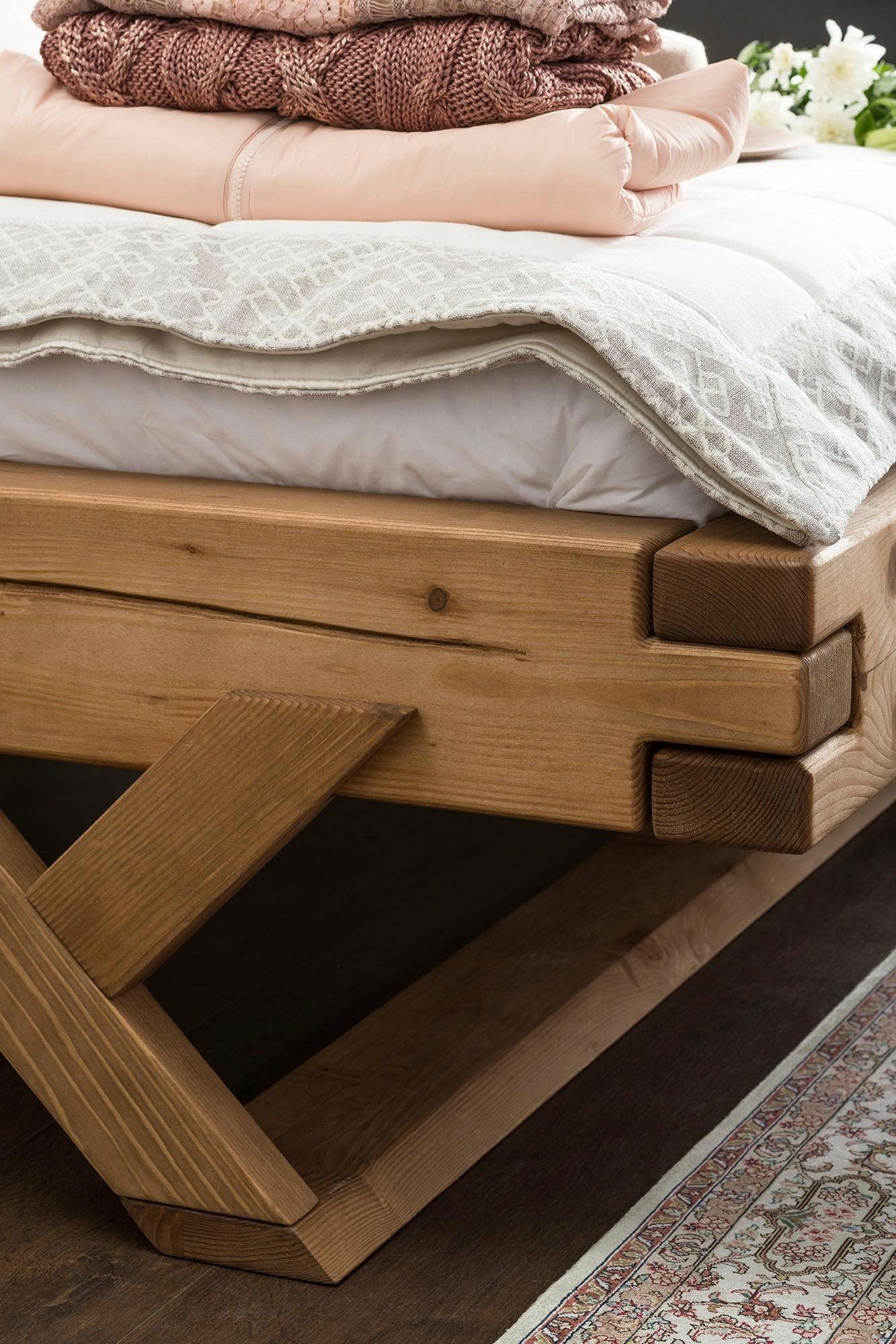 SalesFever Massivholzbett »Eik: Elegantes Bett aus Massivholz« Tradition trifft Moderne: Unikates Balkenbett mit Y-Füßen