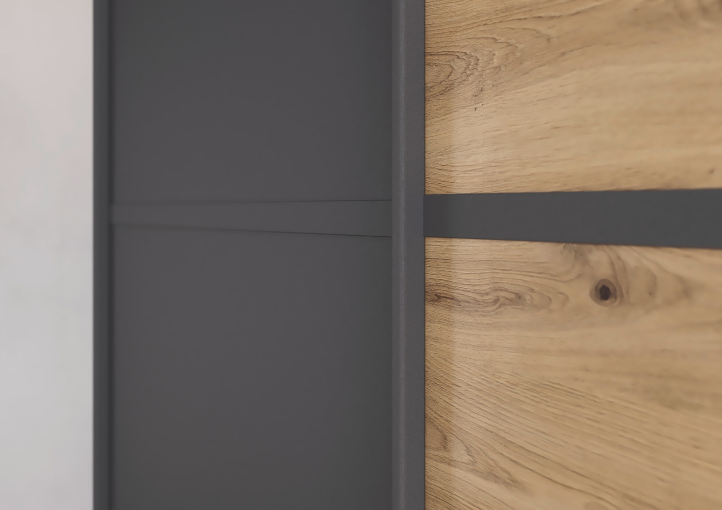 rauch Kleiderschrank »Schwebetürenschrank OTTO´s Choice Garderobe Schrank TOP ANGEBOT Avola«, (in 3 verschiedenen Ausstattungen BASIC/CLASSIC/PREMIUM inkl. Spiegel), mit eleganten Zierleisten in Chrom, Schwarz oder Weiß MADE IN GERMANY