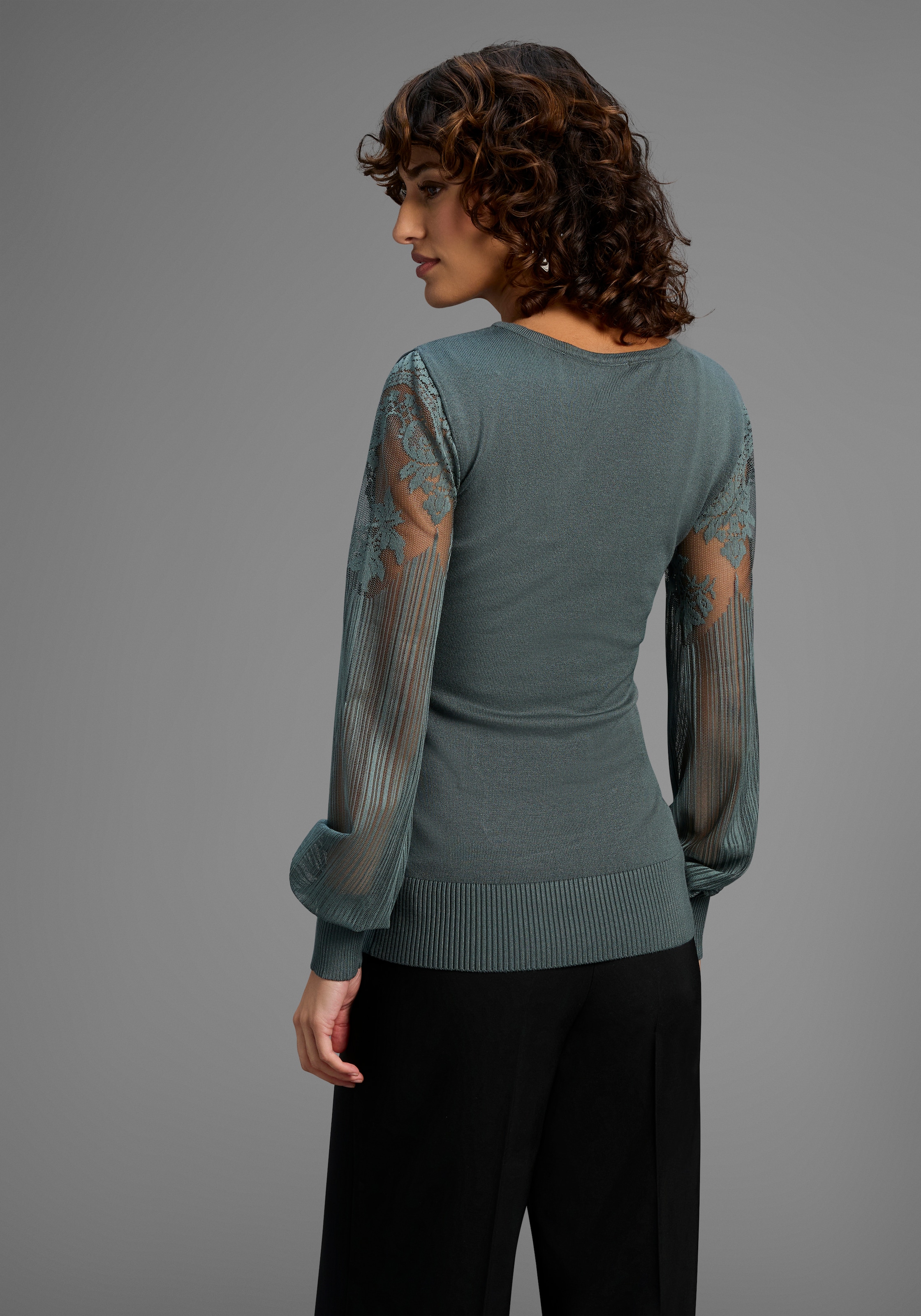 Melrose V-Ausschnitt-Pullover, mit Ärmeln aus Spitze