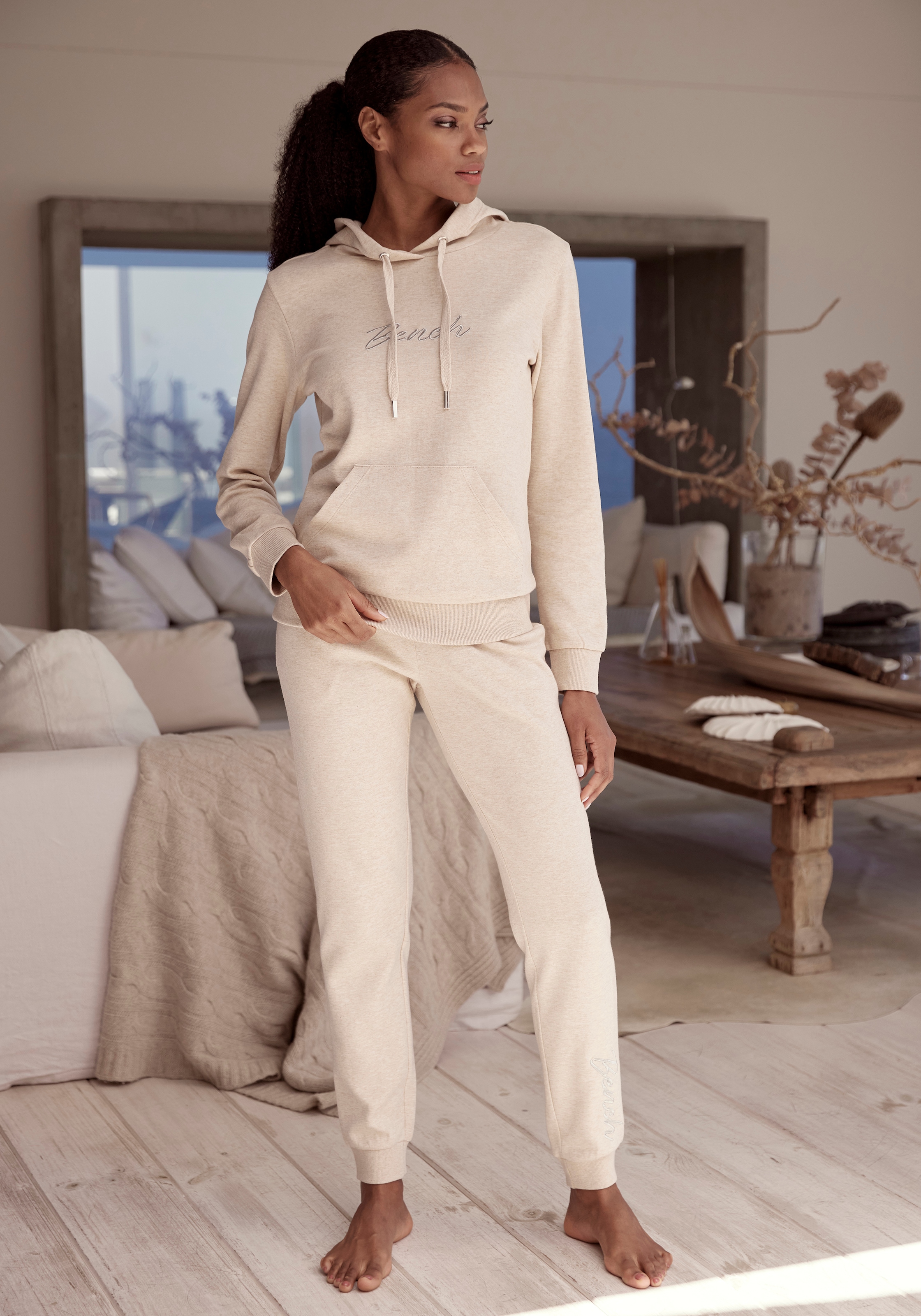 Bench. Loungewear Kapuzensweatshirt im Online Shop glänzender Hoodie-«, mit »-Lounge bestellen OTTO Loungewear, Loungeanzug Logostickerei