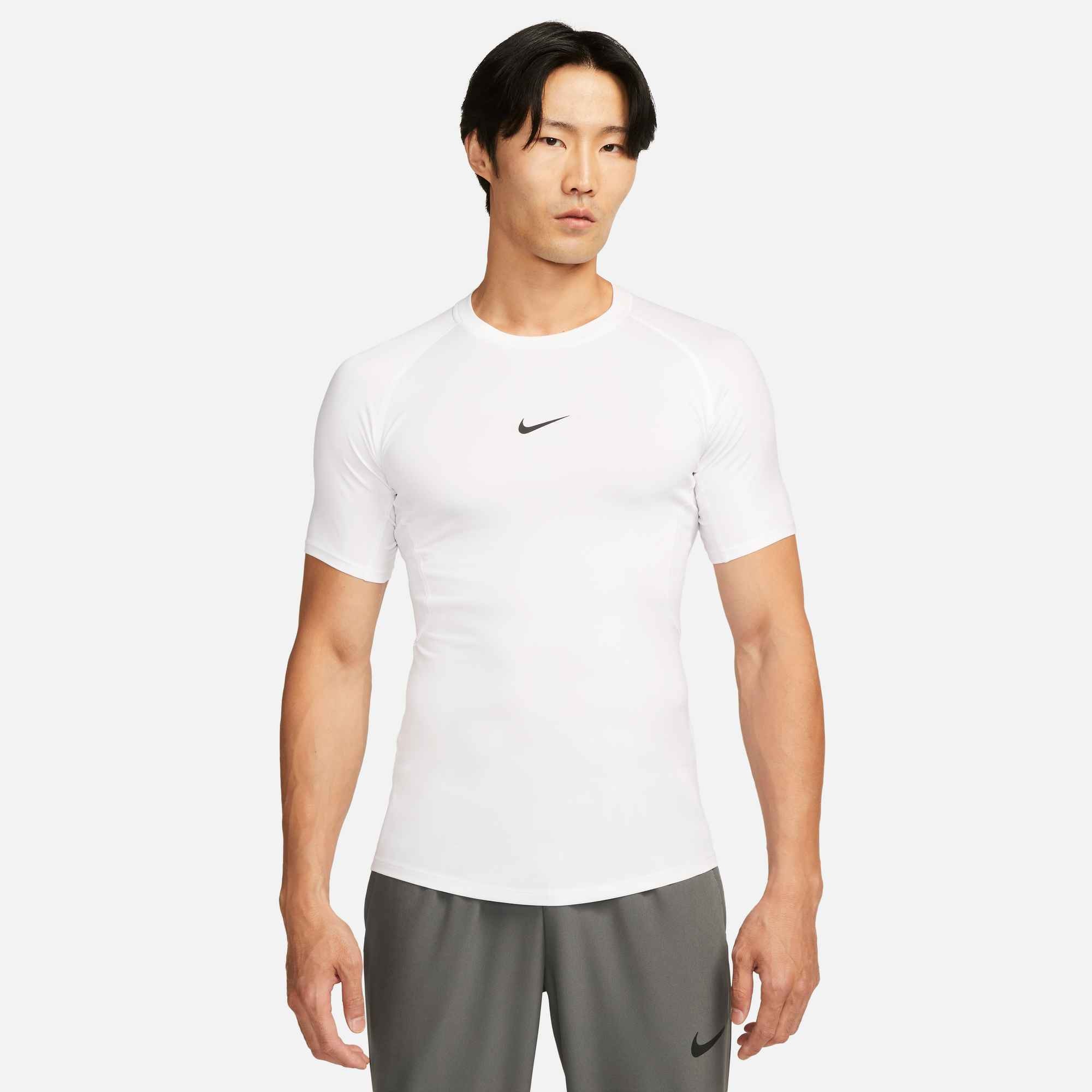 Nike Trainingsshirt »M NP DF TIGHT TOP SS« eng anliegender Schnitt, atmungsaktiv, schnell trocknend, elastisch