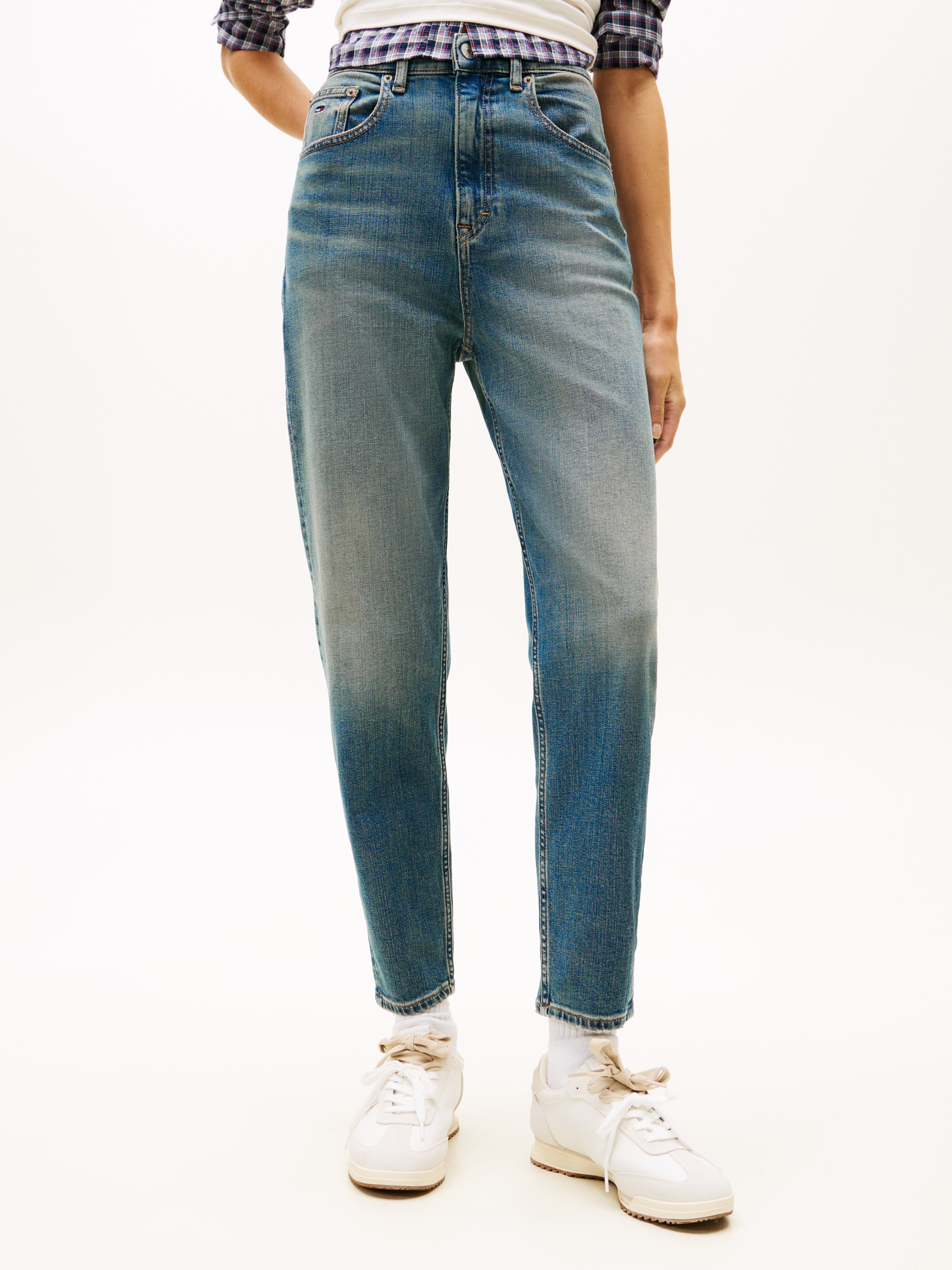 Tommy Jeans Mom-Jeans »MOM JEAN UH TPR« mit Logo-Stickereien, in knöchelfreier Länge