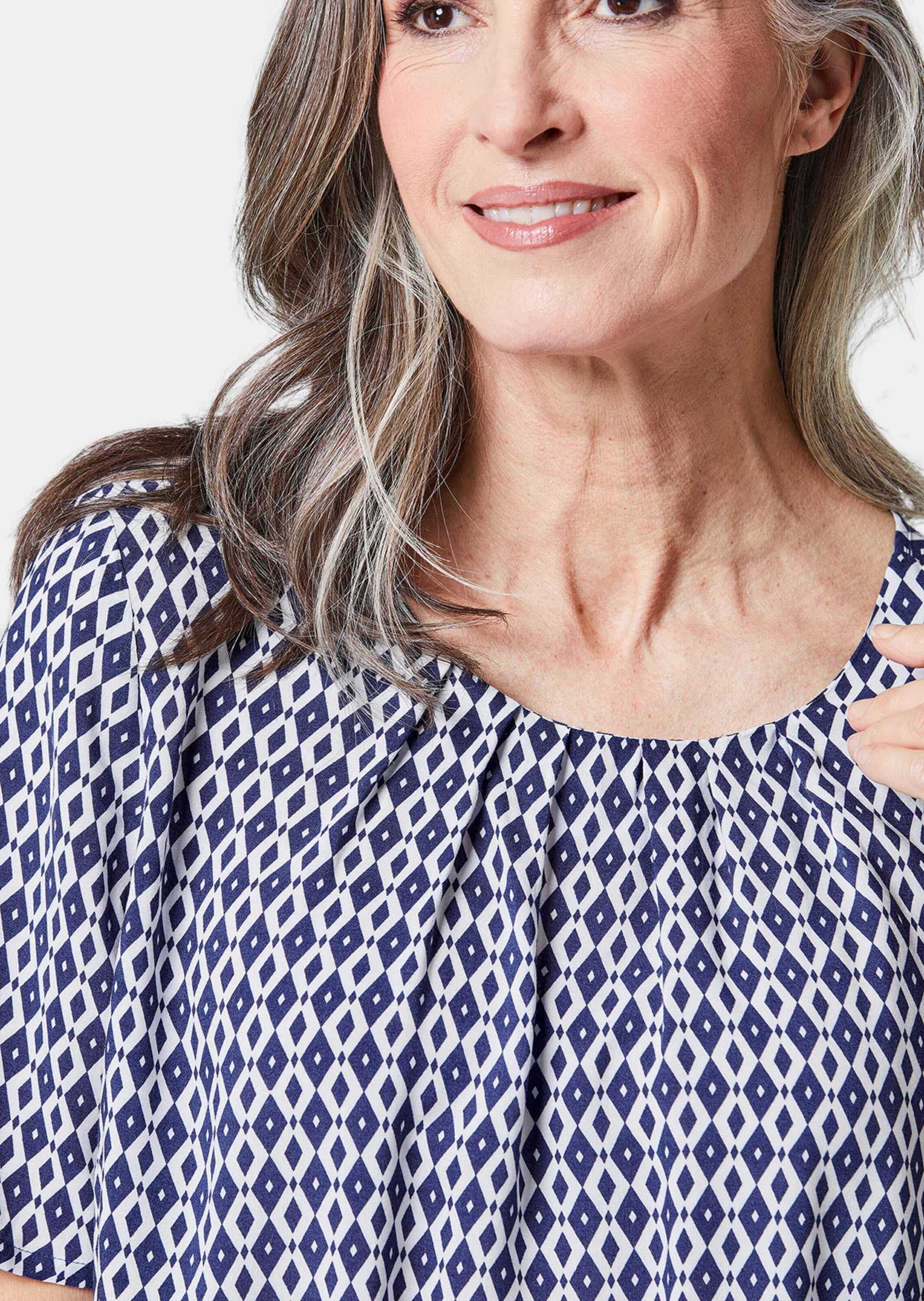 GOLDNER Druckbluse »Kurzgröße Farbbrillante Druckbluse mit liebevollen Details«
