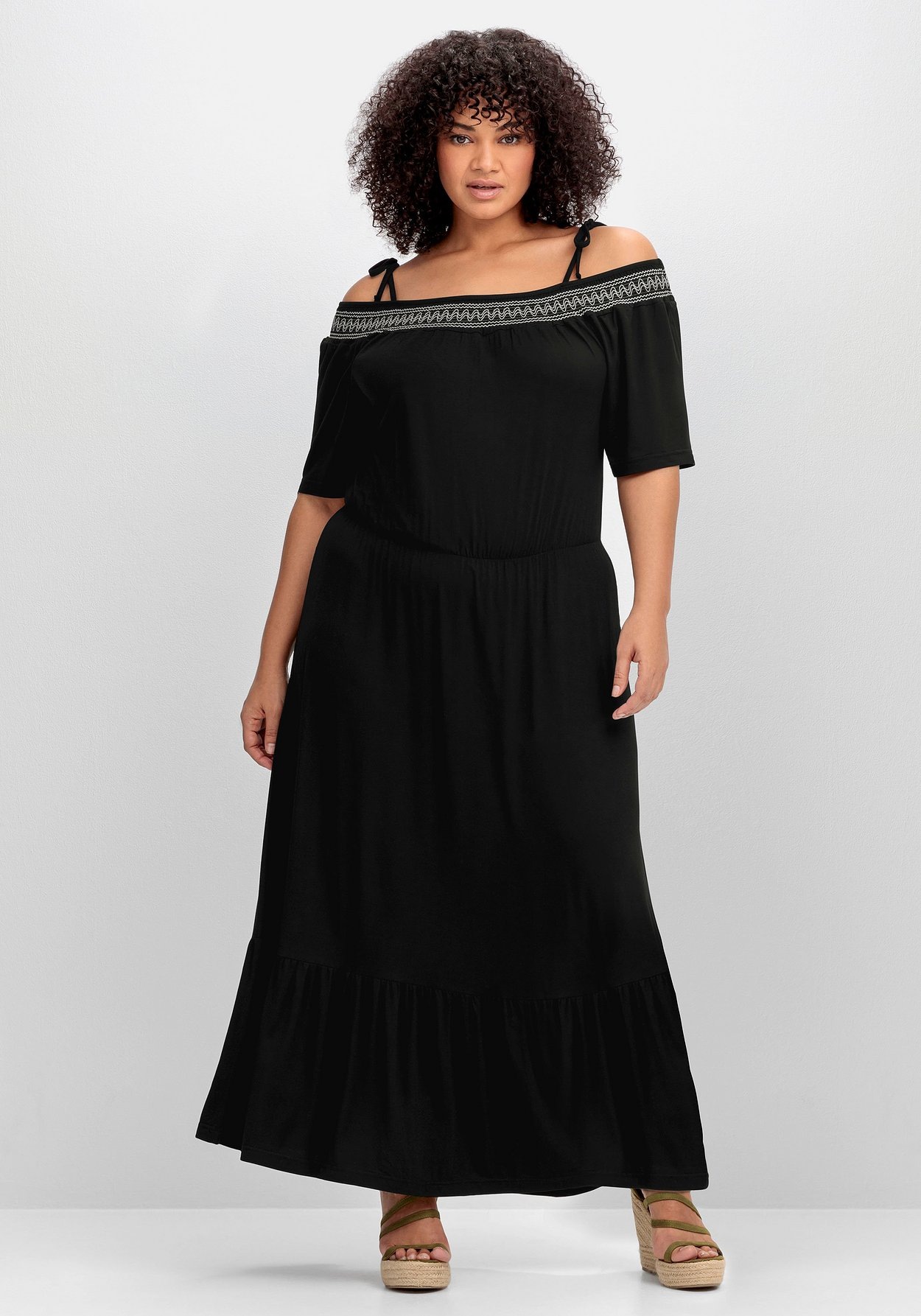 Sheego Strandkleid »Strandkleid mit Carmenausschnitt und Volants«