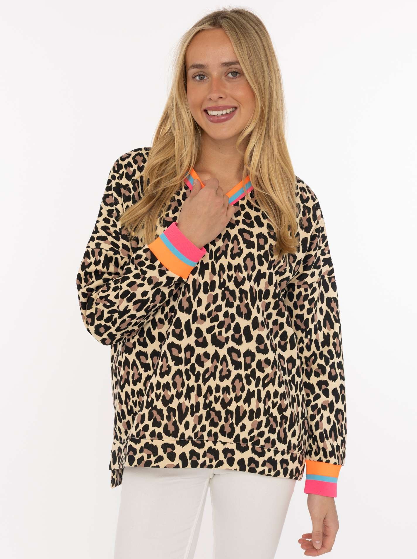 Zwillingsherz Sweatshirt »"Leo Allover Neon Kante"«, mit trendiger Leo-Optik, Vokuhila-Schnitt und neonfarbenen Details
