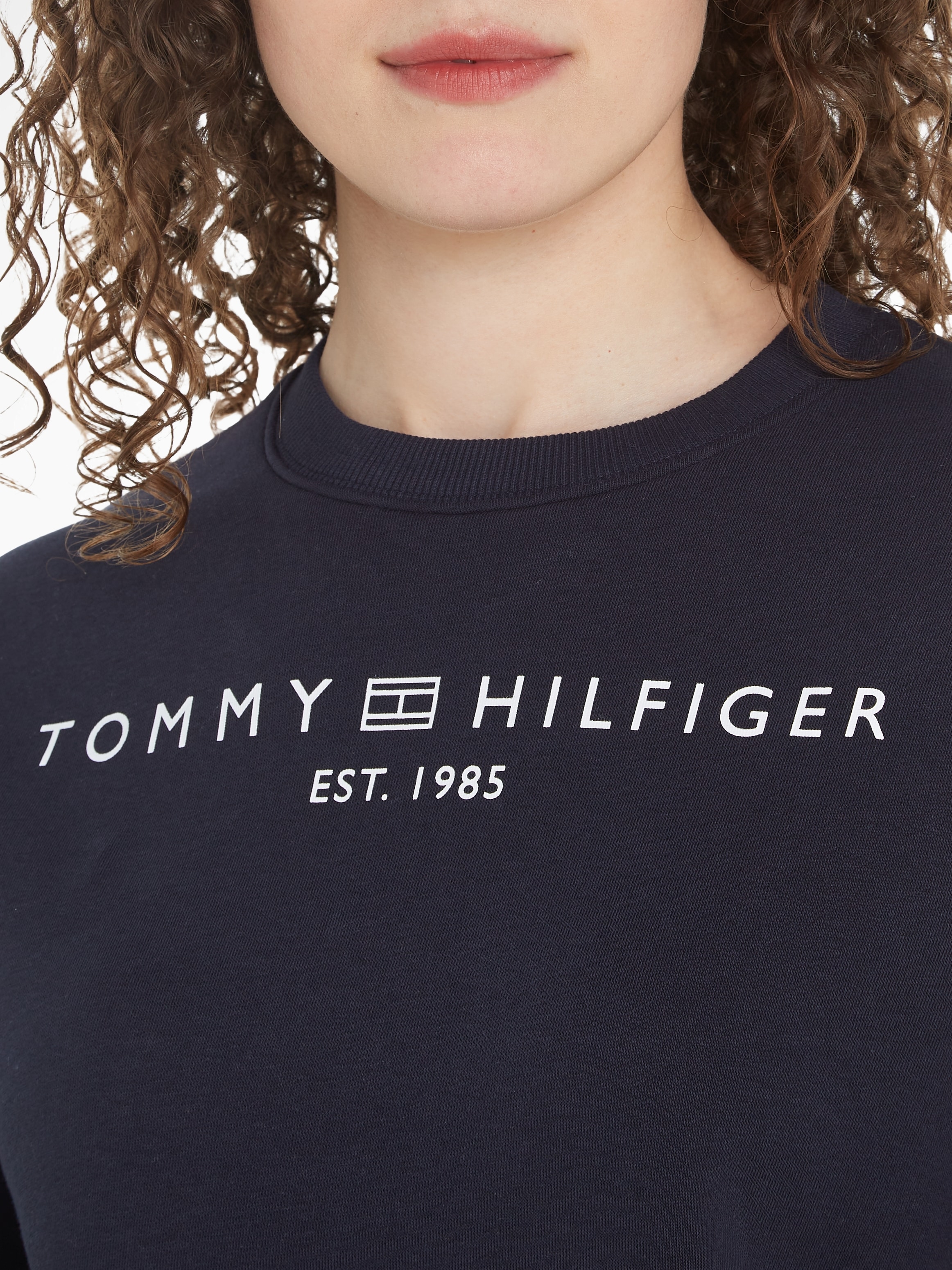 Tommy Hilfiger Sweatshirt »MDRN REG CORP LOGO C-NK SWTSHRT«, mit Logoschriftzug