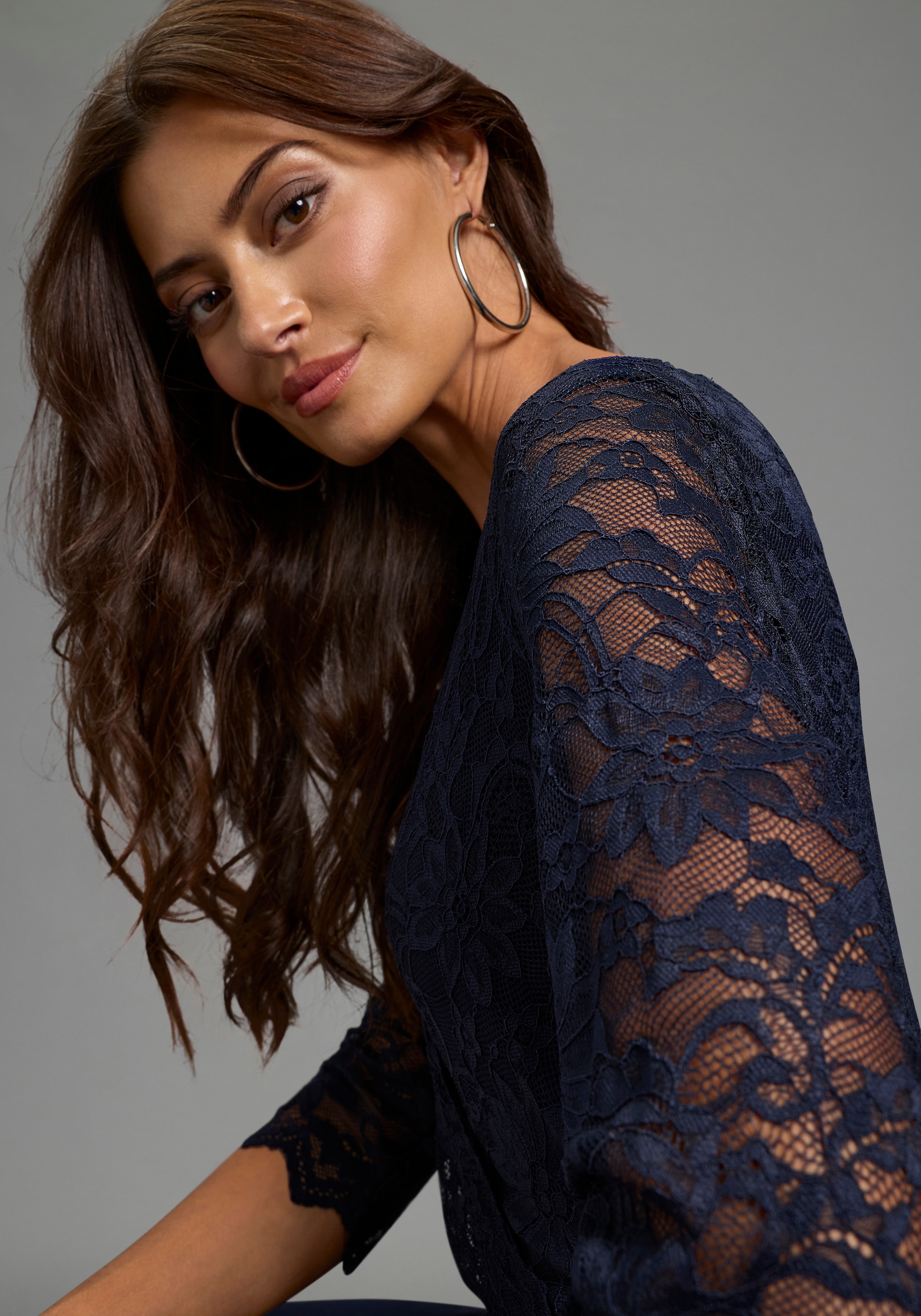 Laura Scott Jumpsuit mit Spitzenoberteil und Satin-Bindegürtel