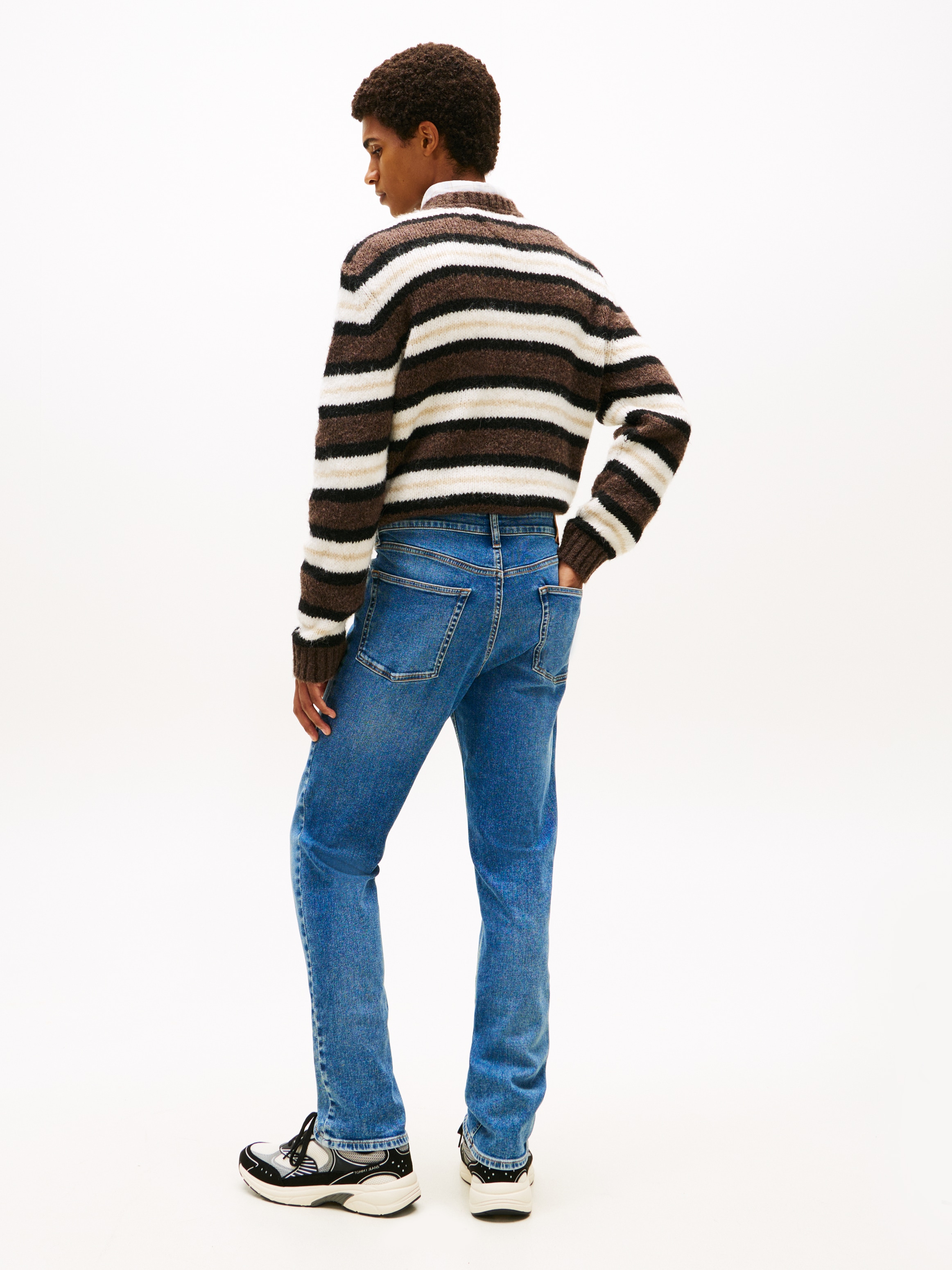 Tommy Jeans Gerade Jeans »Scanton Slim«, Mit Markenlabel aus Leder hinten
