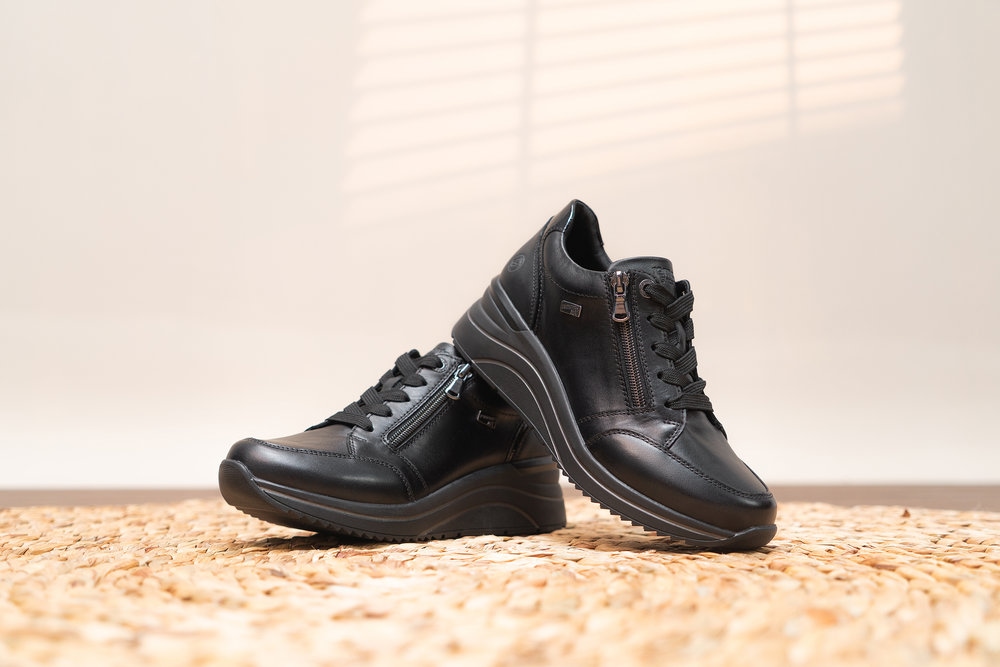 Remonte Keilsneaker, Freizeitschuh, Halbschuh, Schnürschuh mit goldfarbenem Logoanhänger