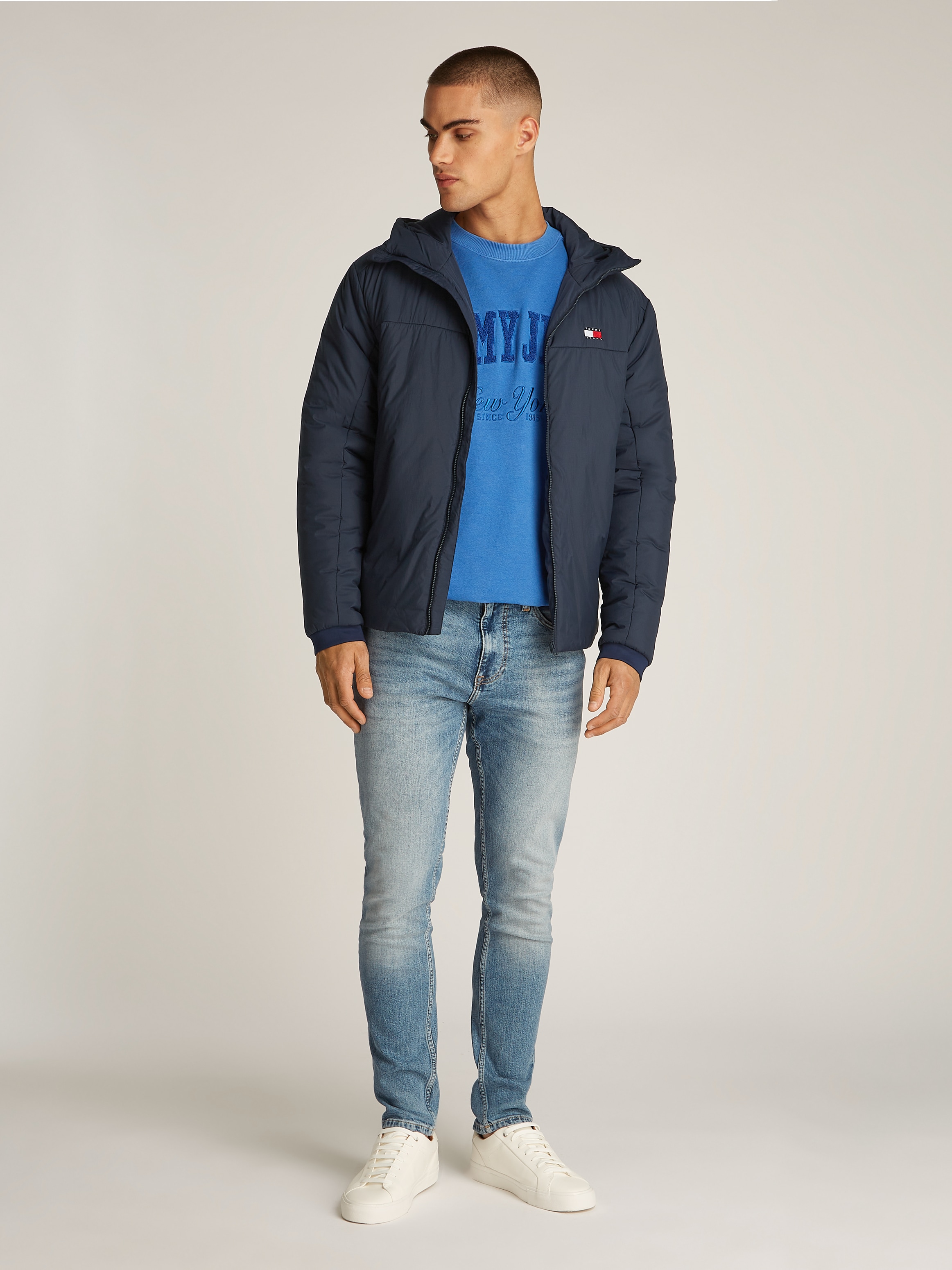 Tommy Jeans Kurzjacke »TJM LT POLY JACKET EXT«, mit Kapuze, mit Logostickerei