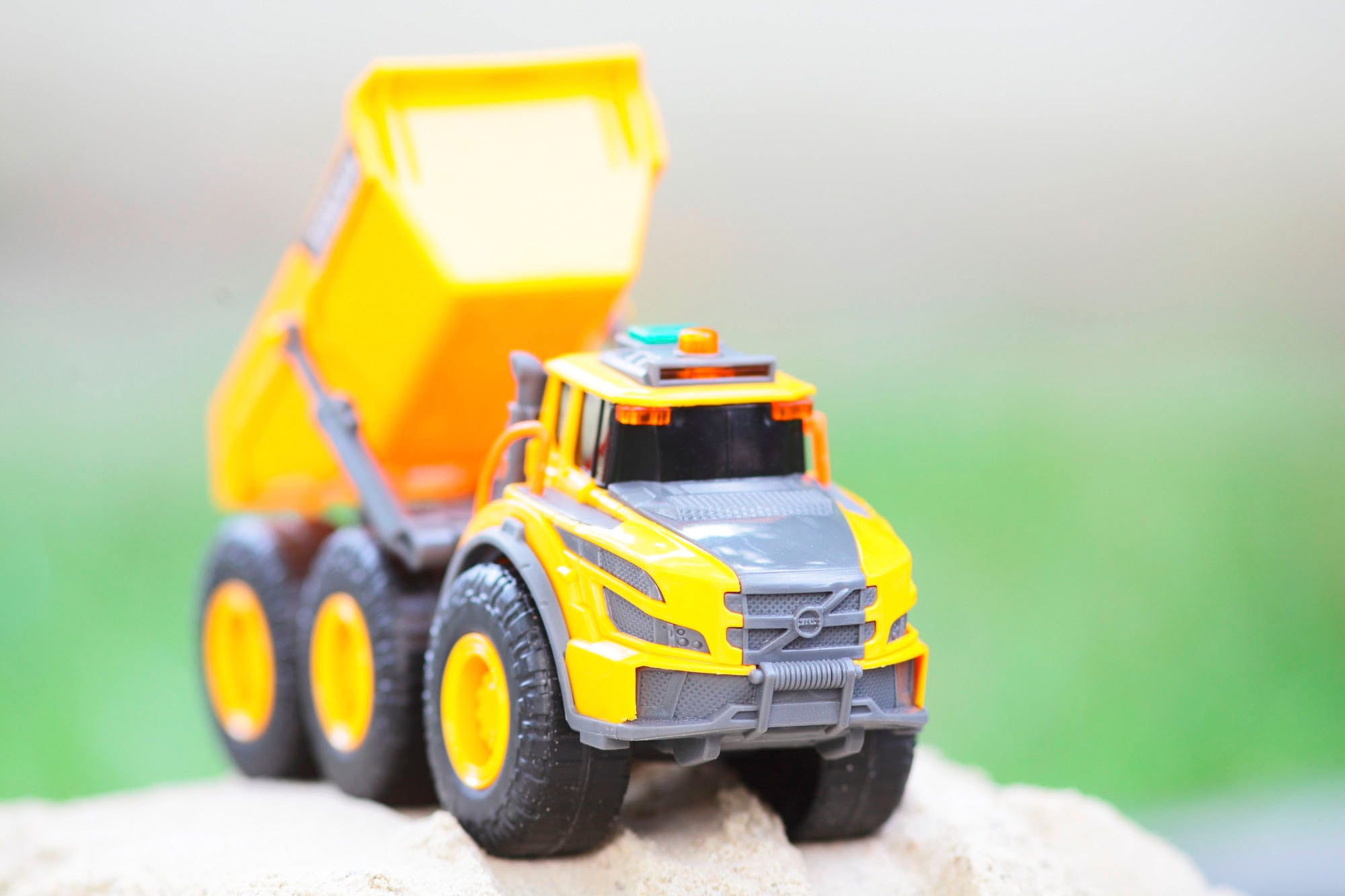 Dickie Toys Spielzeug-Baumaschine »Volvo Articulated Hauler«, mit Licht & Sound