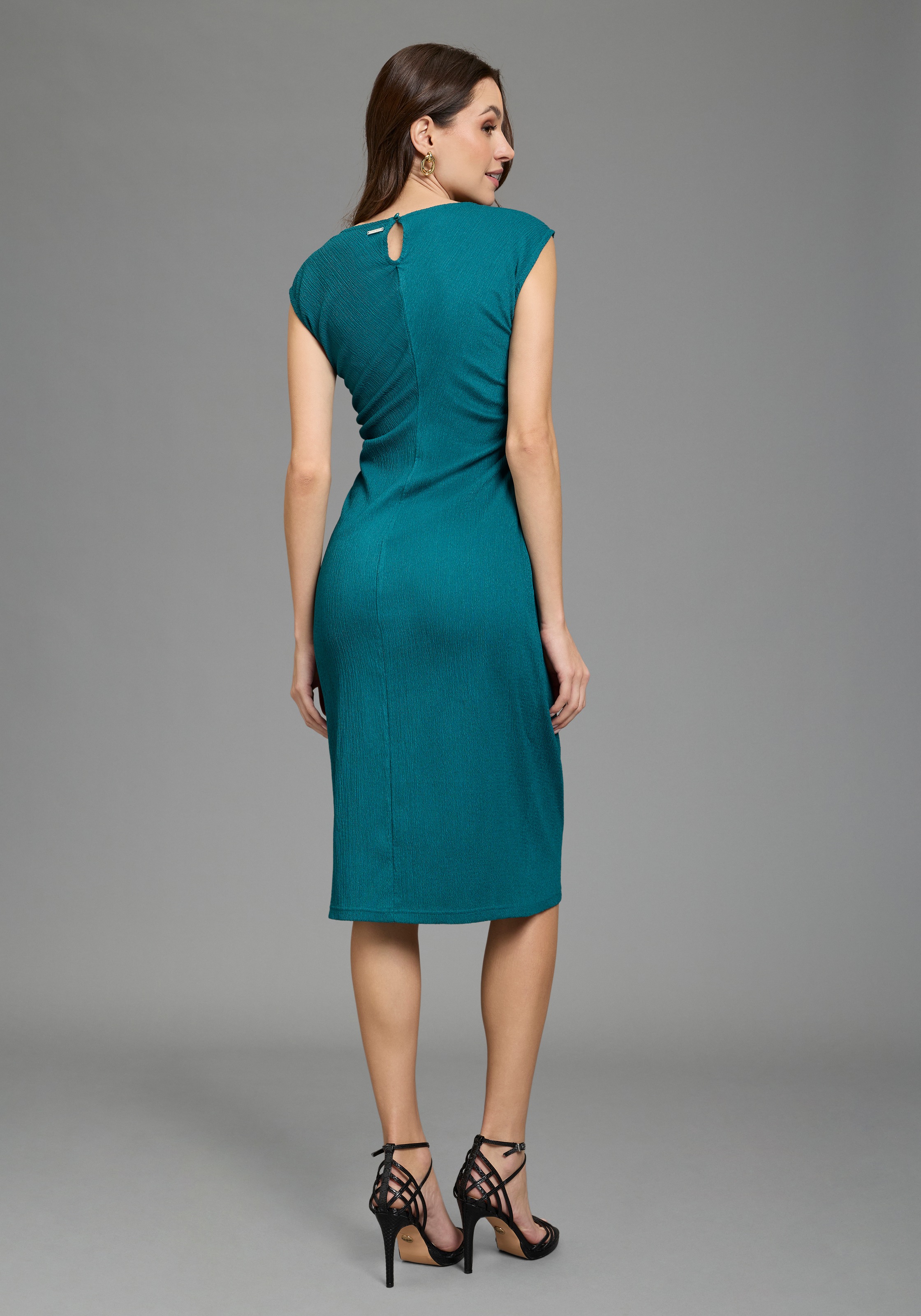 Bruno Banani Sommerkleid wadenlang, ärmellos, U-Boot-Ausschnitt, figurbetont, aus Jersey