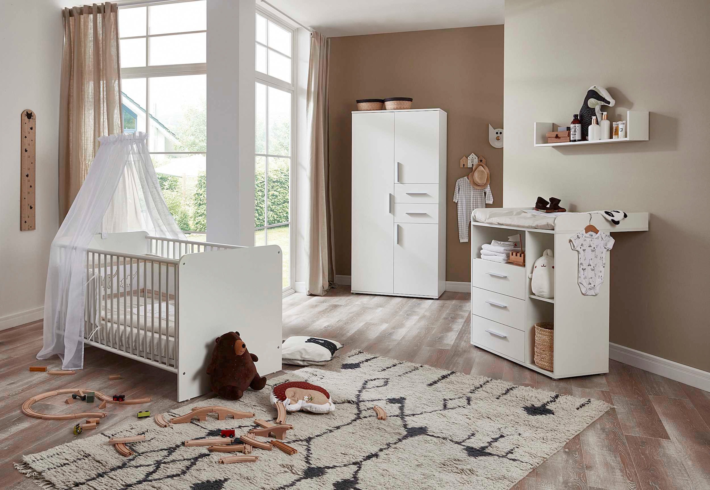 BMG Möbel Babyzimmer-Komplettset »Lea«, (Set, 4 tlg., Bett, Wickelkommode, Schrank, Wandboard), Bett + Wickelkommode + 3-trg. Schrank + Wandboard