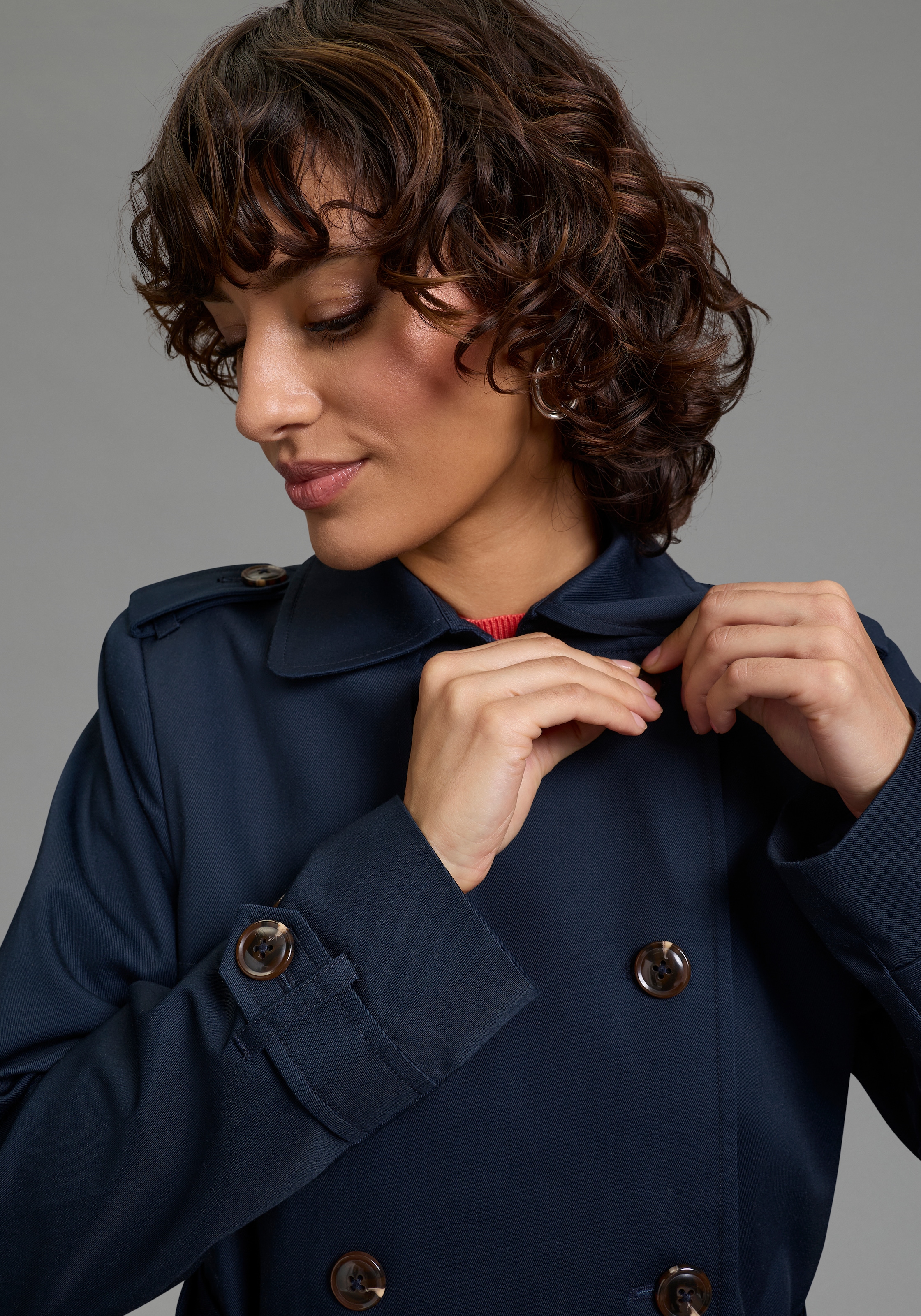 Laura Scott Trenchcoat aus Baumwolle und Polyester, unifarben mit Piping-Applikationen