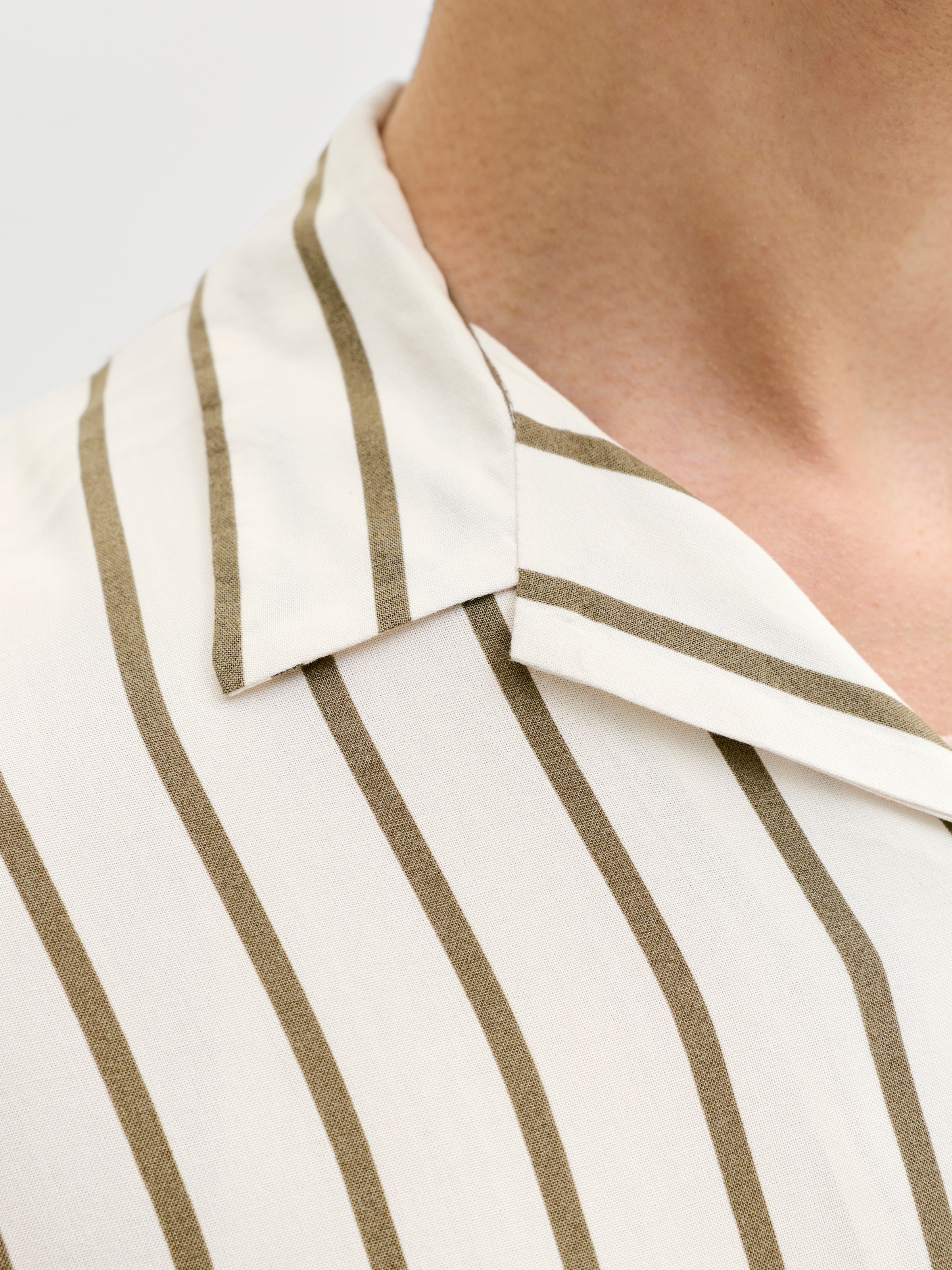 Jack & Jones Kurzarmhemd »JJEJEFF RESORT STRIPE SHIRT S/S SN« Viskose, loose fit