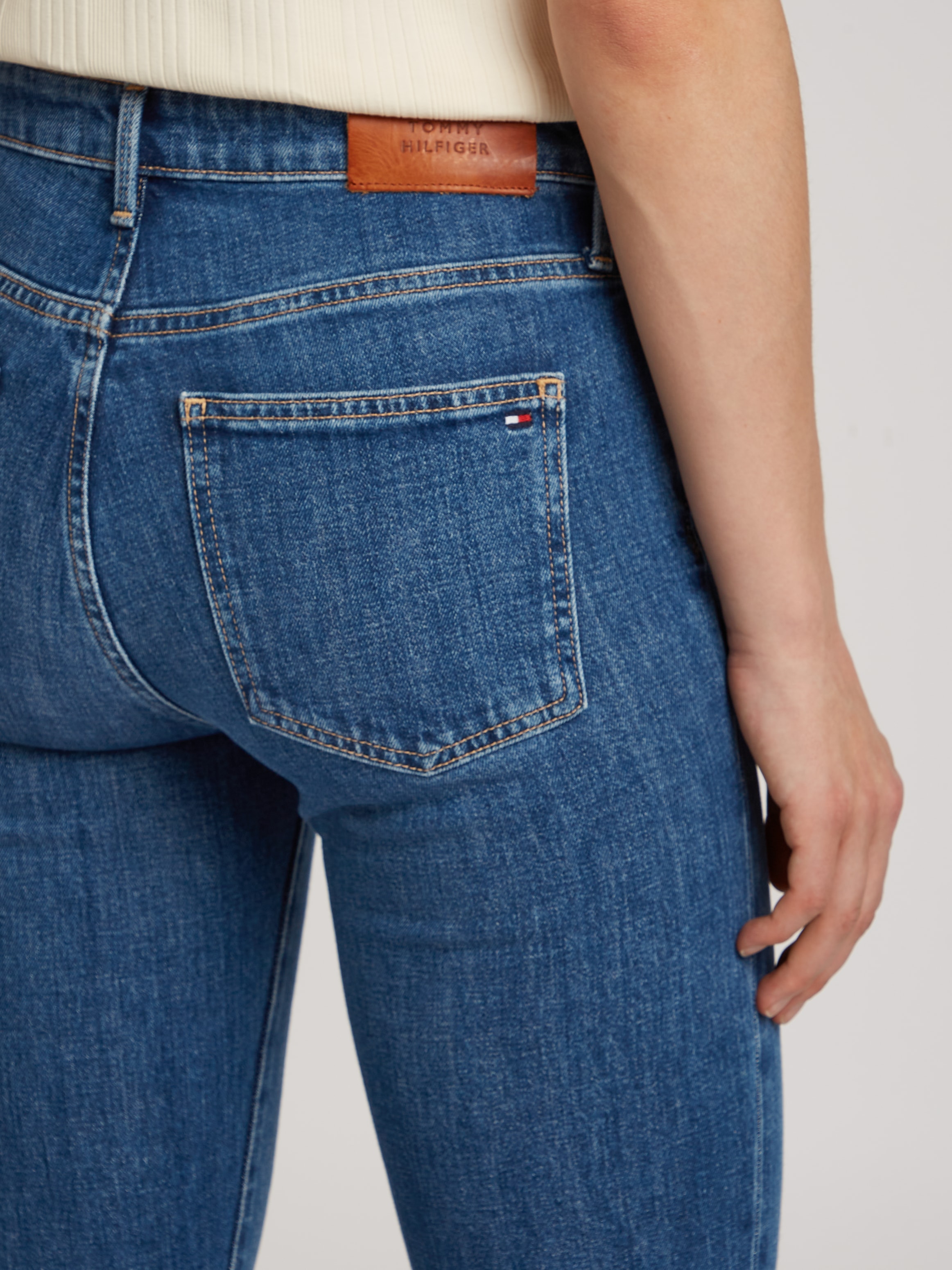 Tommy Hilfiger Bootcut-Jeans »Bootcut Regular Waist«, mittlere normale Leibhöhe, mit Bügelfalten, mit Nieten