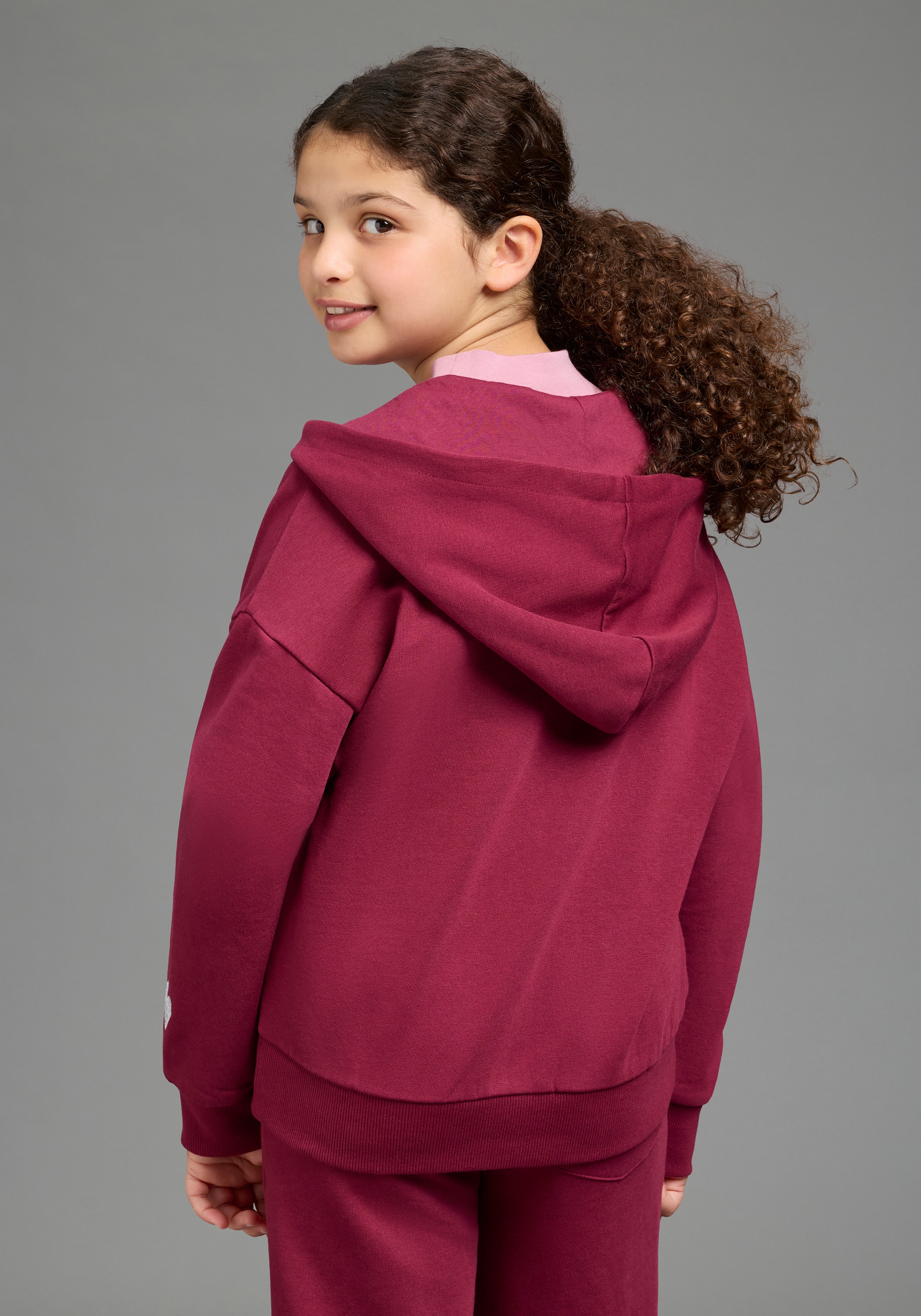 KIDSWORLD Kapuzensweatjacke »Lässige Sweatjacke mit kleinem Herz-Stickerei am Ärmel« Must-Have Basic Sweatjacke mit kleiner Deko-Stickerei, lockere Form