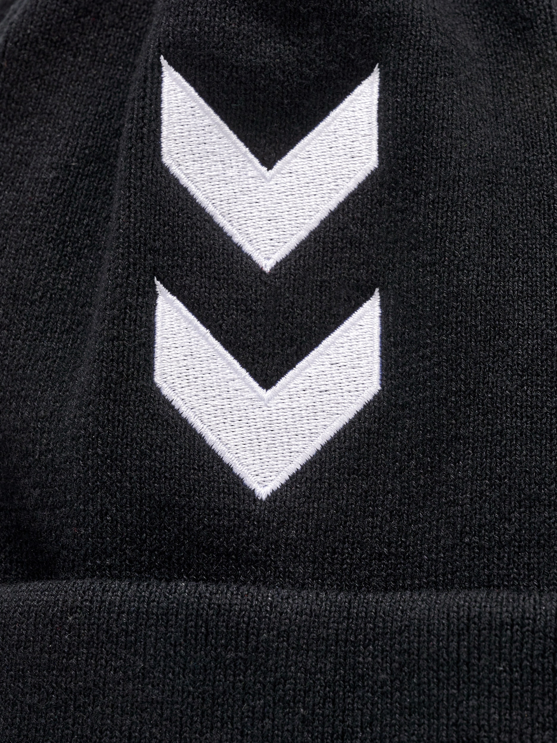 hummel Beanie »HMLPRO HAT« mit gedrucktem Kontrastlogo, elastisches Material, schnell trocknend