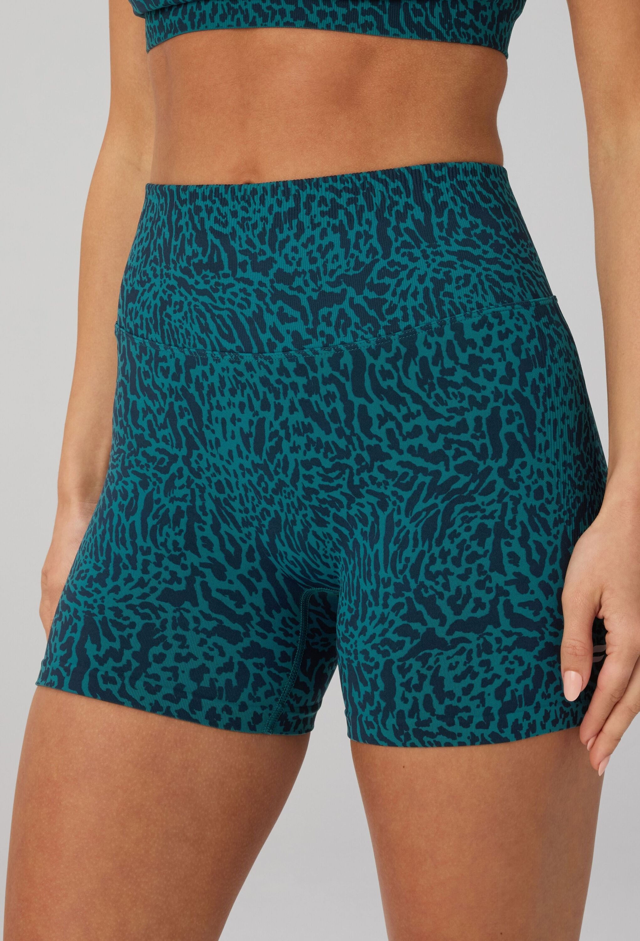 Fabletics Sporthose »Fabletics Shorts SEAMLESS SCRUNCH SHORT 4"«  aus elastischem Material