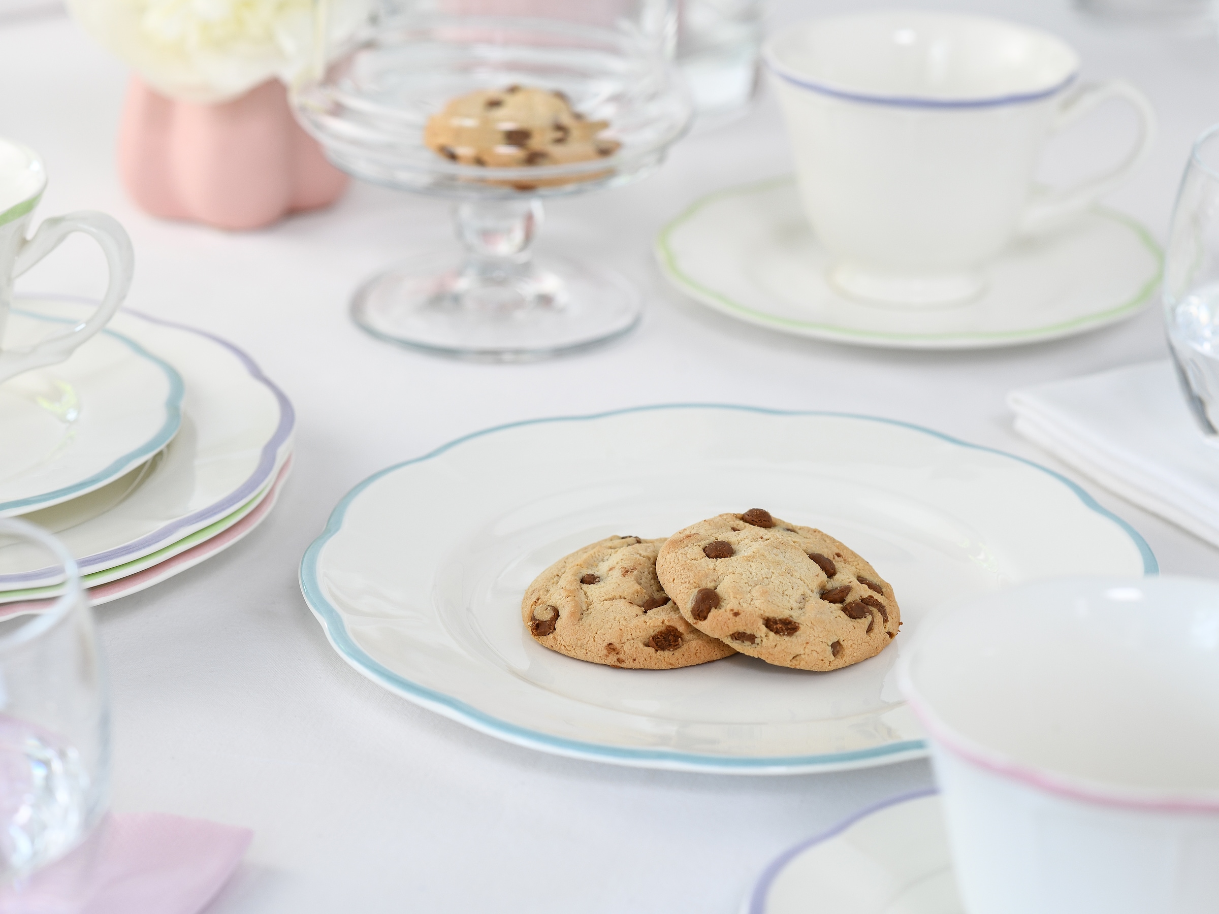 CreaTable Kaffeeservice »Florine Bunt, Service 12-tlg.« Elegant, Klassische Form, Zart gewellte Ränder