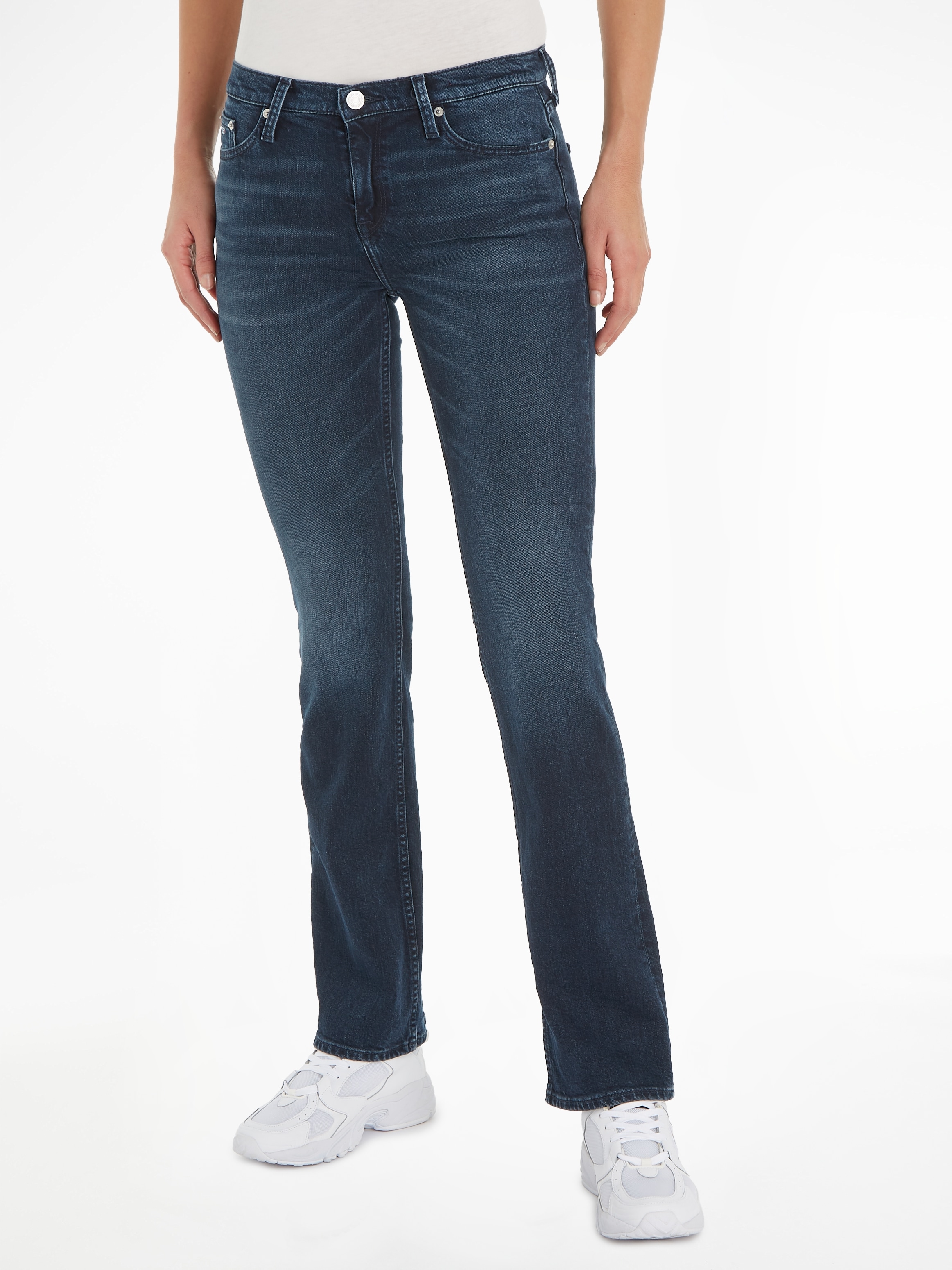 Tommy Jeans Bootcut-Jeans »MADDIE MR BC DG5161«, mit Logobadge und Logostickerei