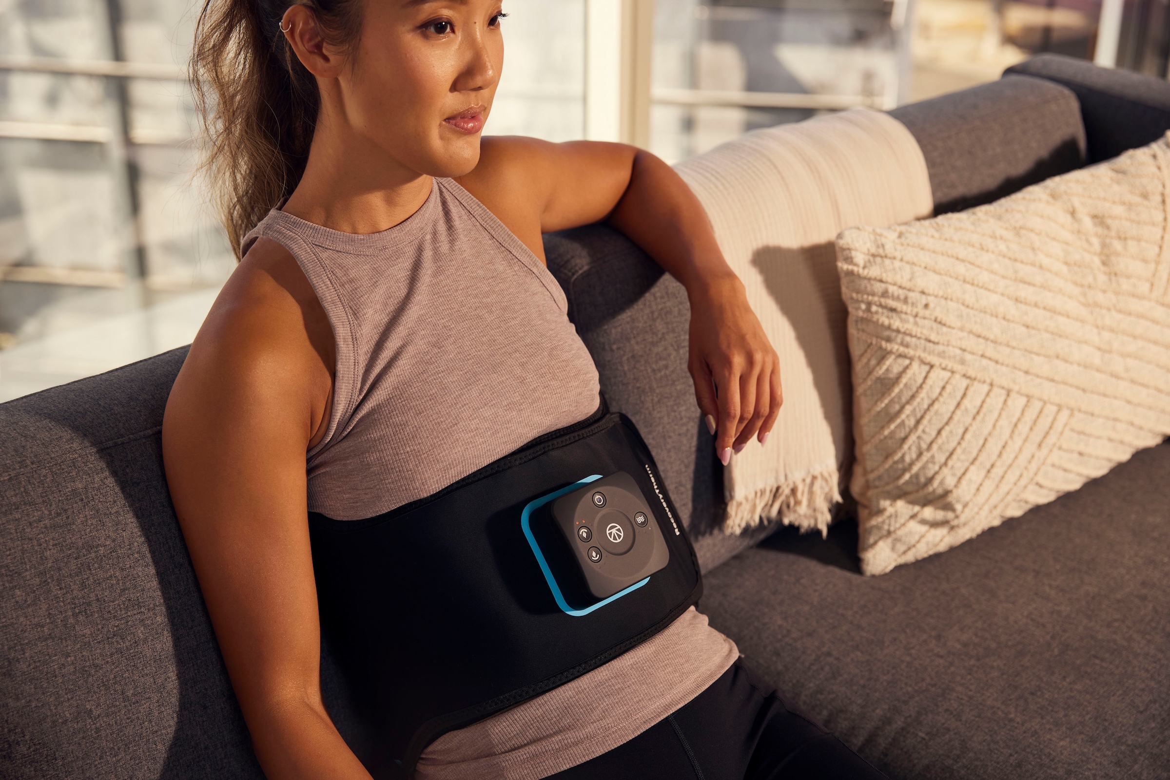 Therabody Massagegerät »RecoveryTherm Hot Vibration Gurt, 3 Wärme- & Vibrationsmodi«, zur Schmerzlinderung, Behandlung von Bauch & Rücken, Karbonfasergewebe