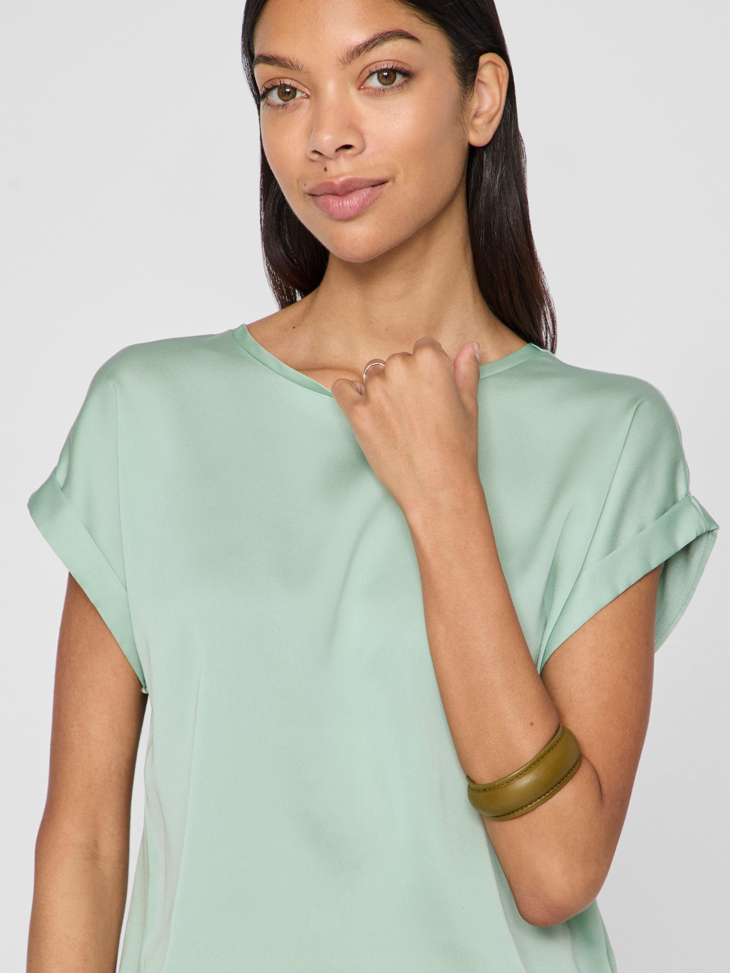 Vila Kurzarmshirt »VIELLETTE S/S SATIN TOP - NOOS«, Satin Optik