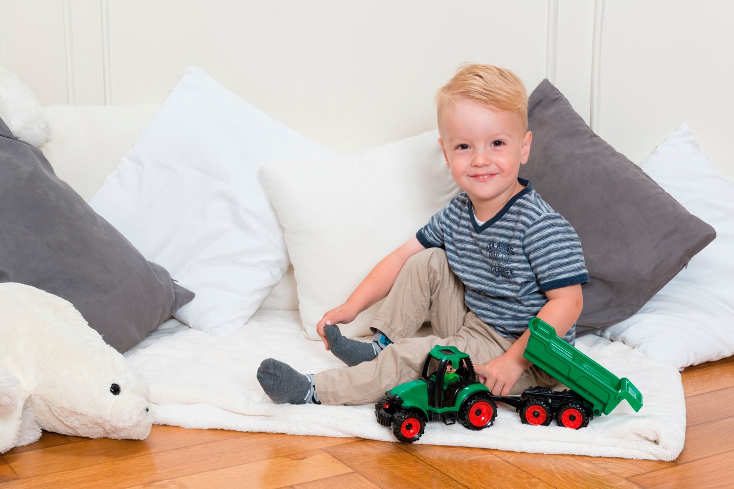 Lena® Spielzeug-Traktor »Truckies«, mit Anhänger; inklusive Spielfigur; Made in Europe