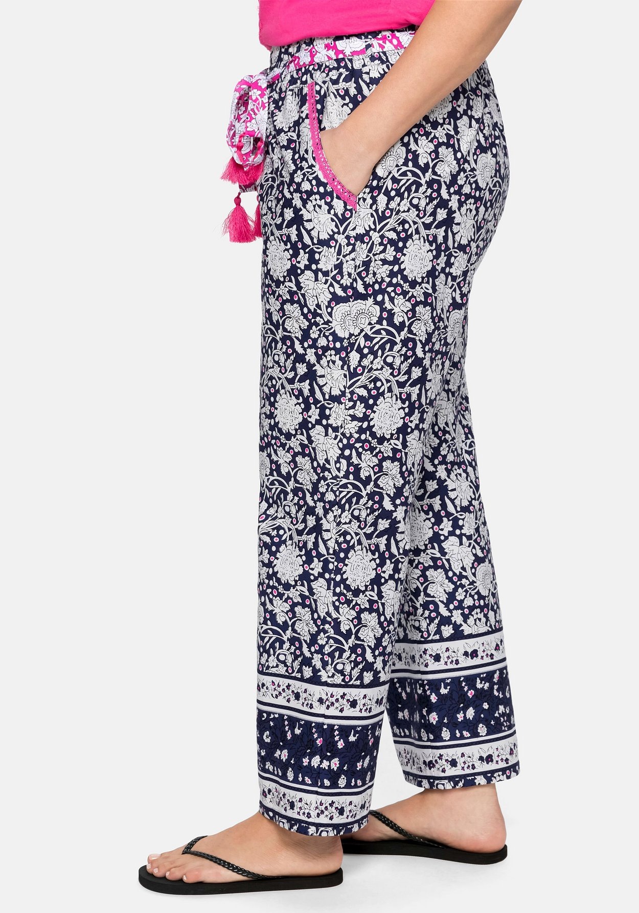 Sheego Schlupfhose »Lounge-Hose mit Blumendruck und Gürtel«