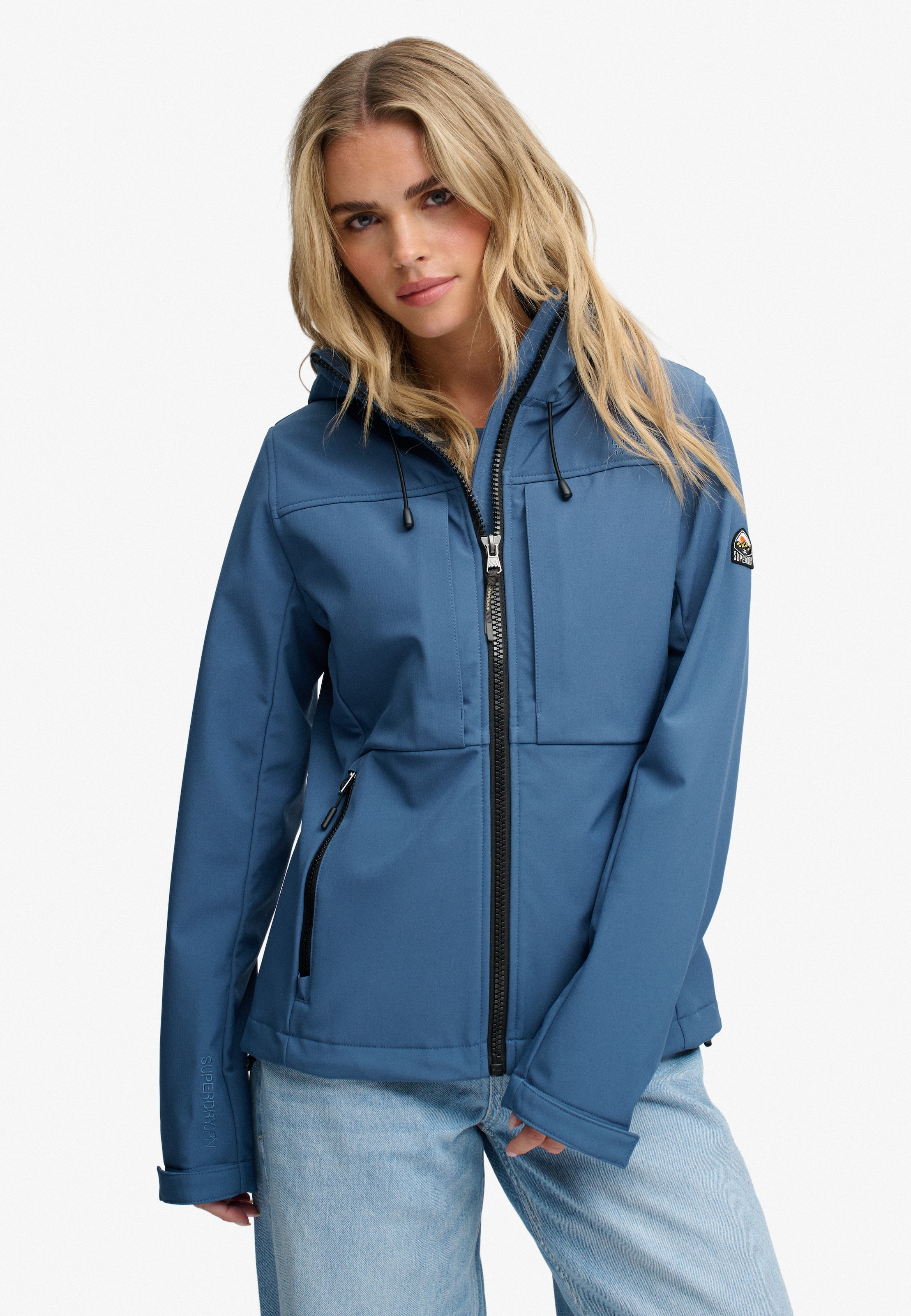 Superdry Outdoorjacke »HOODED CLASSIC TREKKER JACKET« mit Kapuze mit Materialmix aus Polyester und Elasthan, Slim Fit