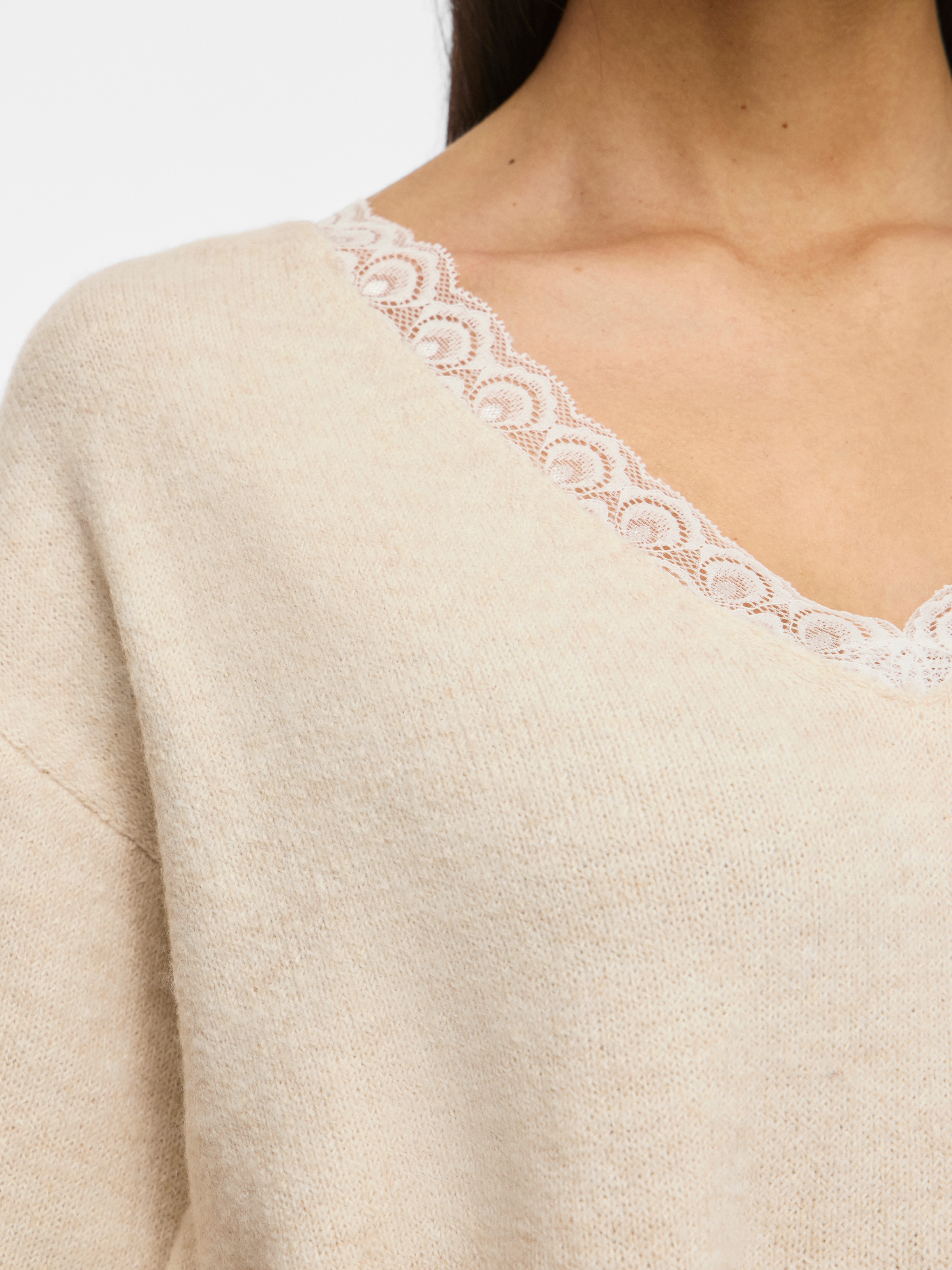 Vila V-Ausschnitt-Pullover »VILIGA L/S V-NECK REV LACE KNIT TOP-NOOS« Materialmix, Spitzen-Detail, regular fit