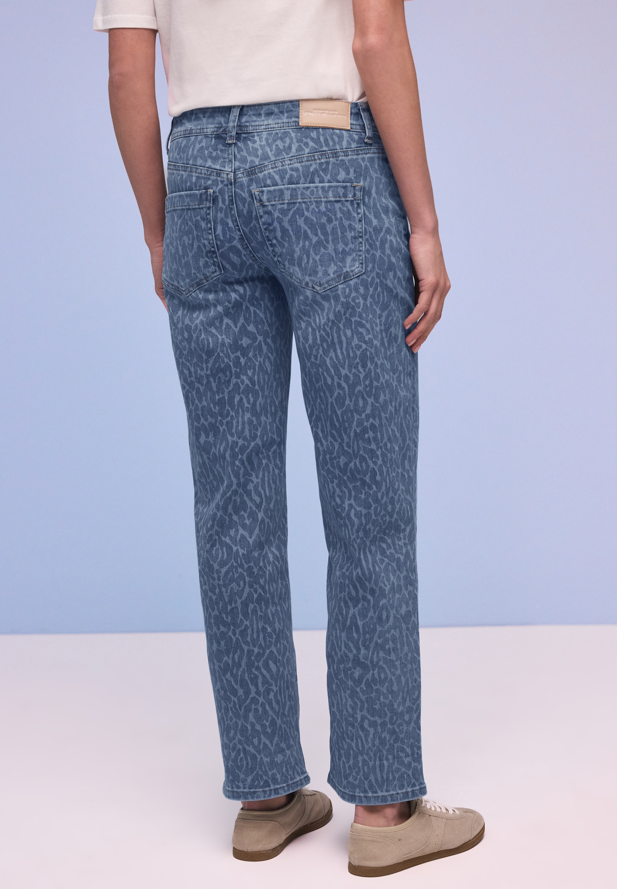 STREET ONE Straight-Jeans »Style Amalia Straight Leg« mit einem gelaserten Leo‑Muster