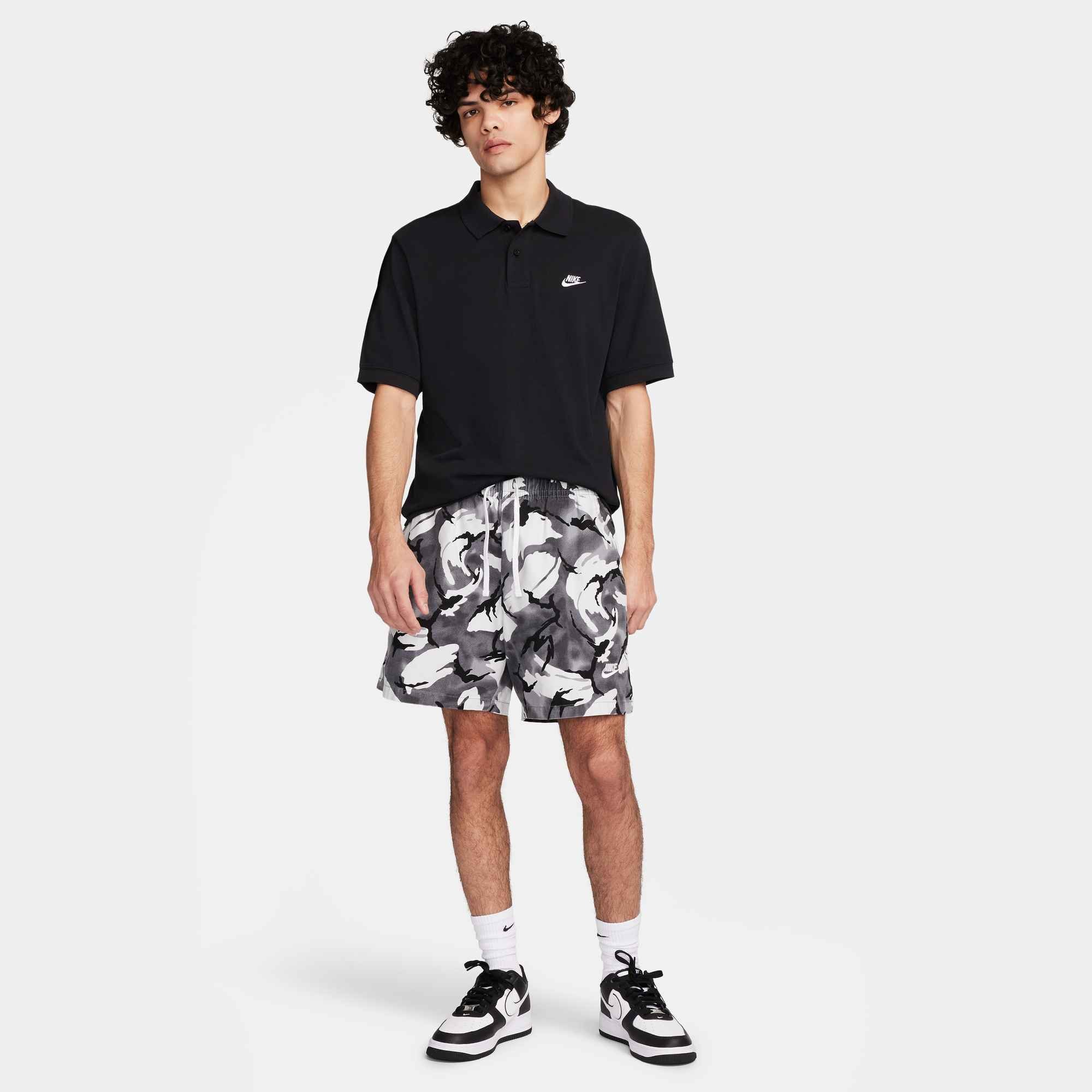 Nike Sportswear Poloshirt »M NK CLUB SS POLO PIQUE« mit 2-Knopf-Leiste, aus atmungsaktivem Piqué-Baumwollmaterial