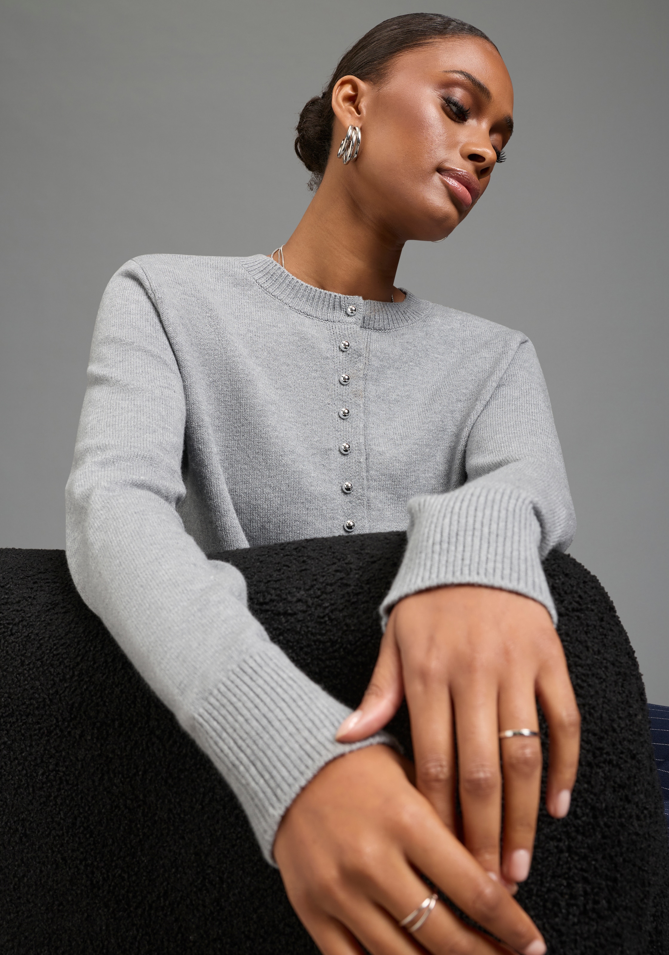 Bruno Banani Cardigan »mit markanten Knöpfen« figurbetonte Passform, hüftlange Schnittform, mit Rundhalsausschnitt