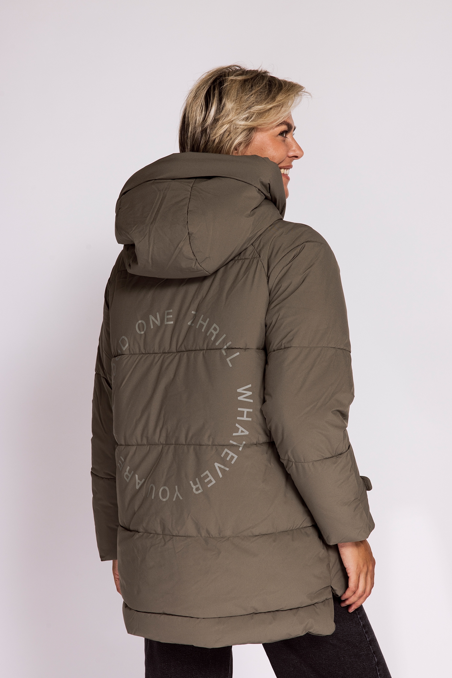 Zhrill Steppjacke »ZHNIEKA« mit Kapuze mit Kapuze und Logo-Druck auf dem Rücken