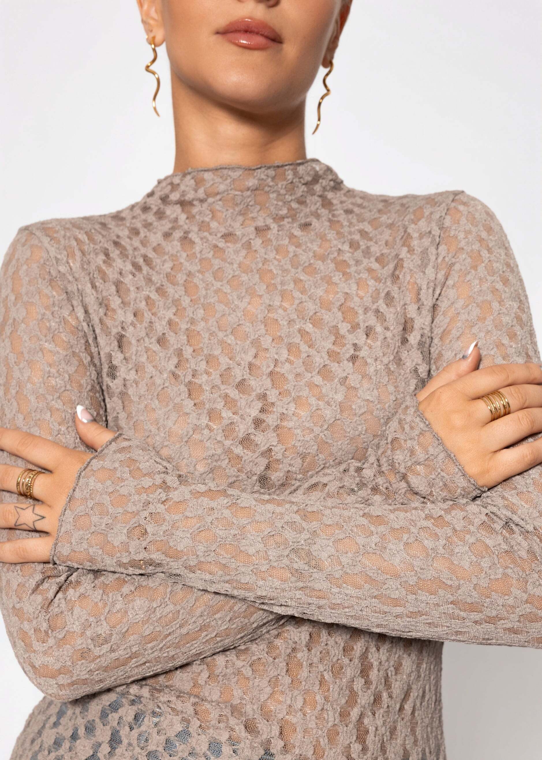 SASSYCLASSY Langarmshirt »Langarmshirt aus Spitze« Leicht transparentes Top mit Stehkragen in figurbetontem Schnitt