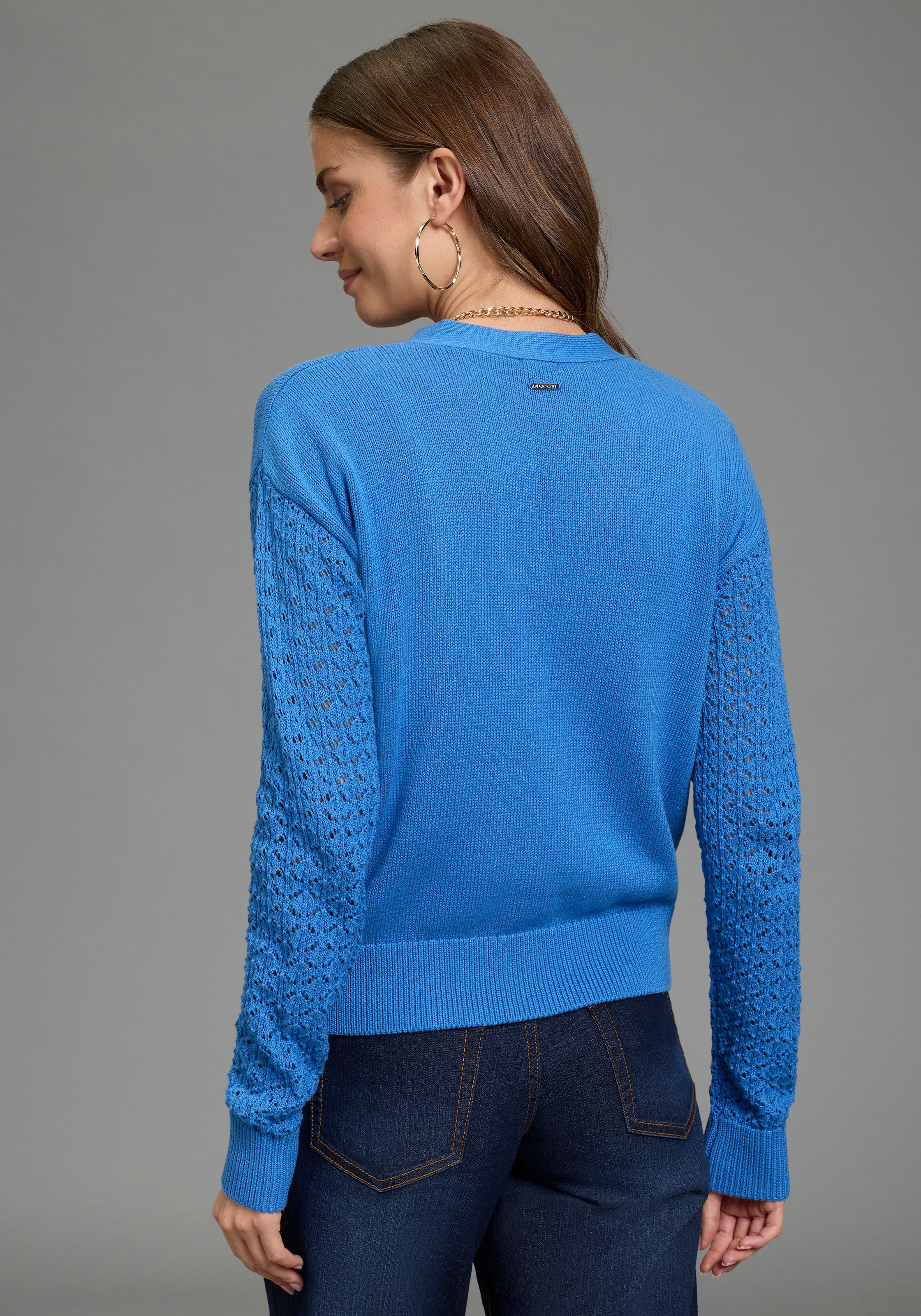 Laura Scott Strickjacke mit femininen Ajourärmeln und V-Ausschnitt