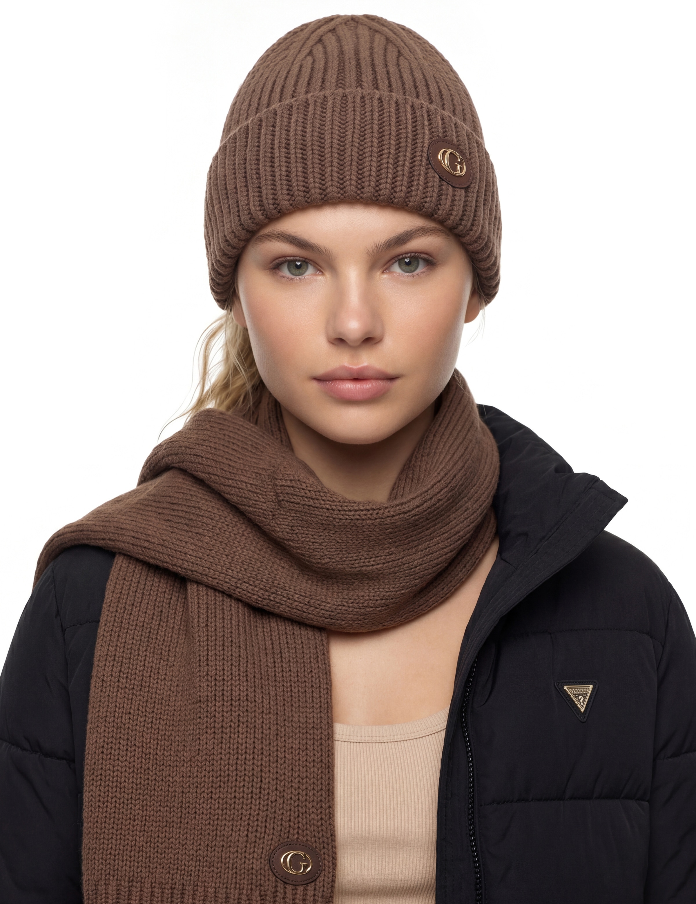 Guess Strickmütze »KNITTED BEANIE« mit Logo-Patch auf dem Umschlag