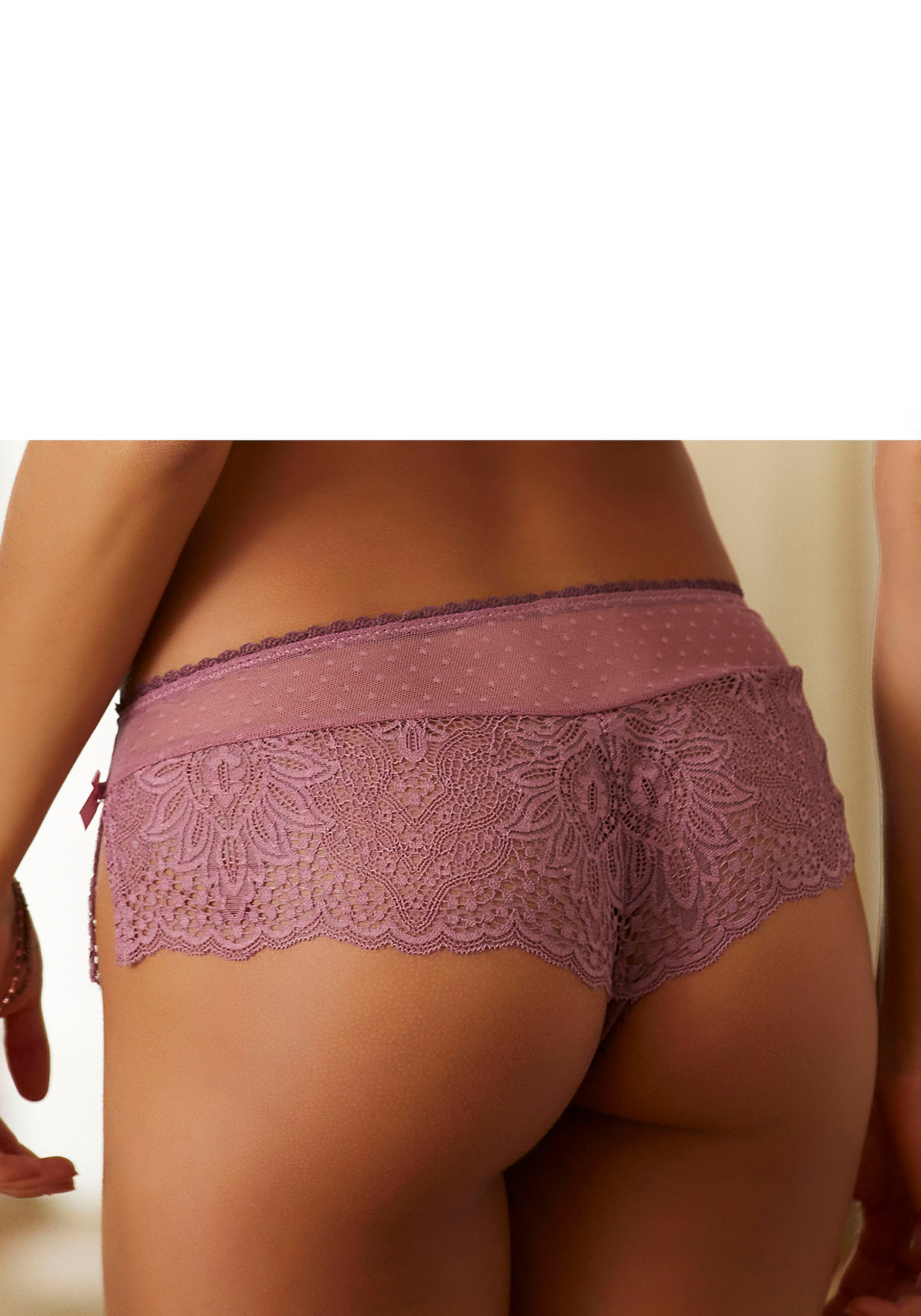 Vivance Stringpanty, aus extravaganter Spitze mit seitlichen Schlitzen